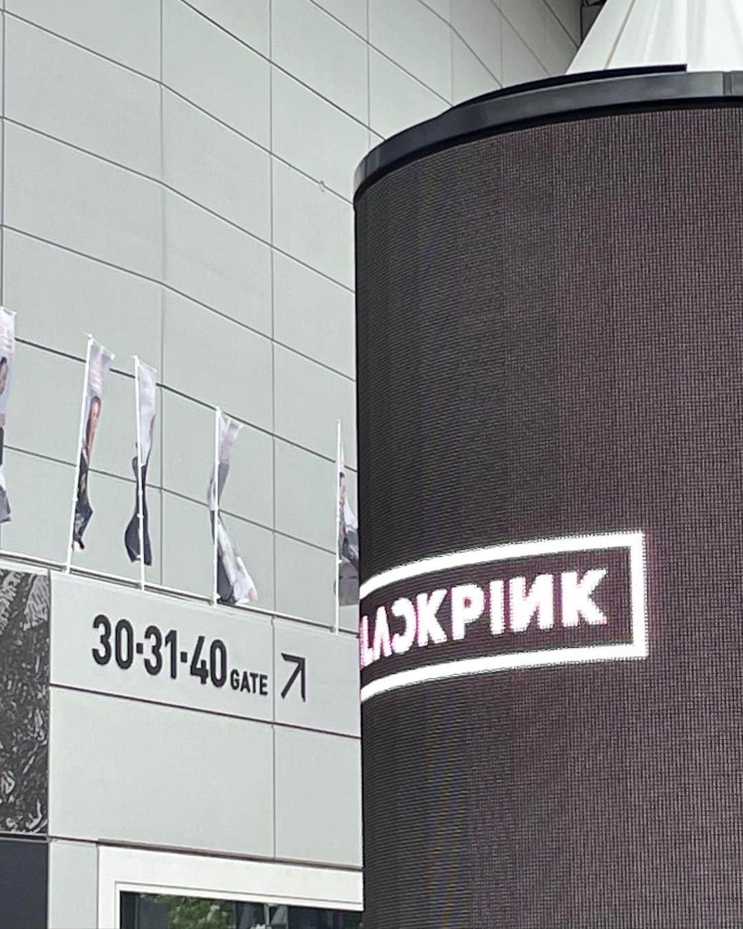 小高サラさんのインスタグラム写真 - (小高サラInstagram)「BLACKPINK WORLD TOUR  “BORN PINK”   かっこよくて可愛くて美しかった、、  そしてやっとの思いでゲットしたTシャツやっぱり可愛い！🖤  #blackpink#bornpink」4月13日 21時36分 - sara_odaka_official