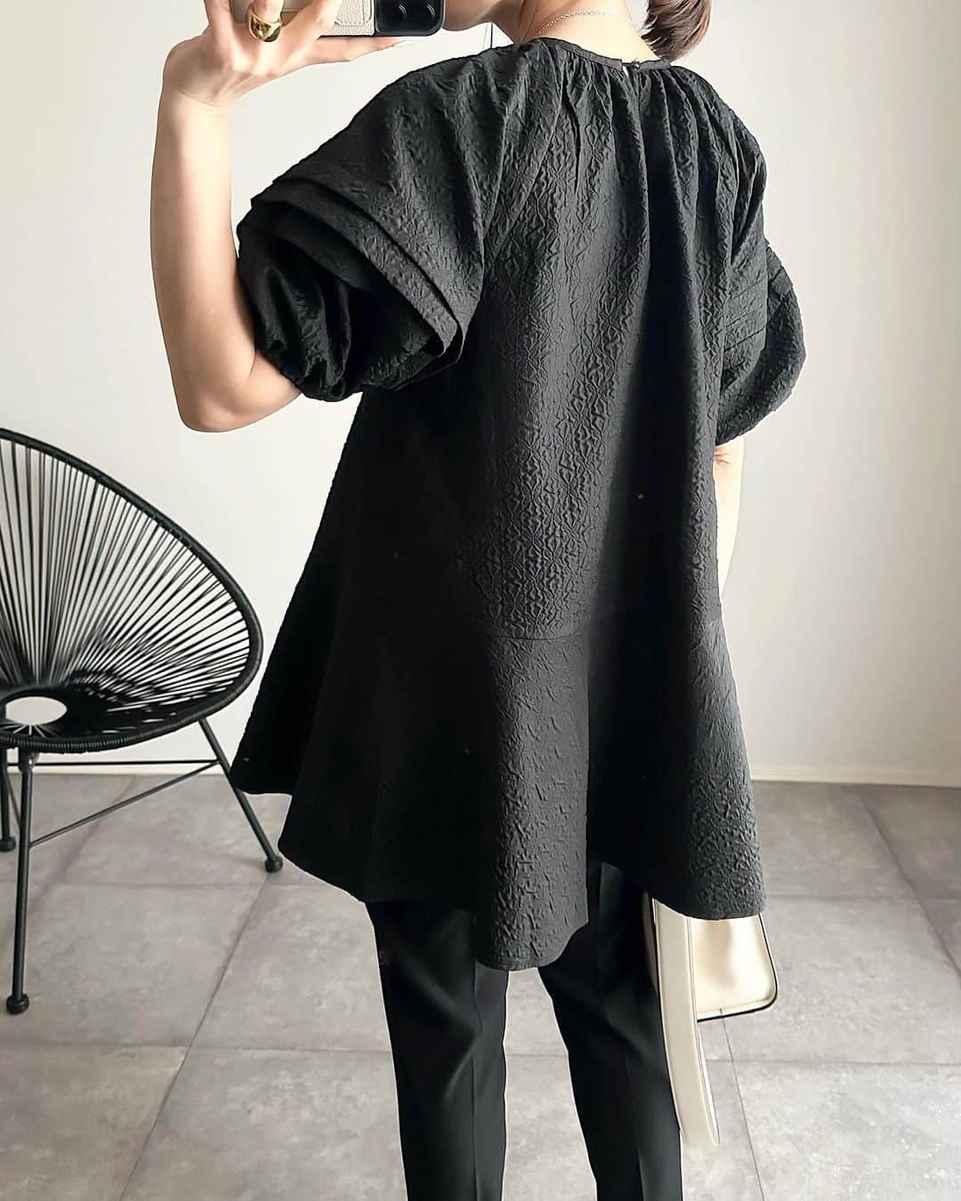 makoさんのインスタグラム写真 - (makoInstagram)「2023.4.13  ブラックコーデにデニムジャケットでこの春好きな組み合わせ🖤  ジャケットの下着てるのは @nostalgia_jp のチュニック☺️  袖の形が可愛くて、肩幅があるわたしも華奢に見せてくれるデザインが嬉しい🥹💕  ストーリーズにリンク貼ってます♥️  デニムジャケットは去年のだけど今年もお気に入り🫶🏻🫶🏻  outer #zara tops #nostalgiajp#ノスタルジア pants #cadune bag #fendi shoes #tods」4月13日 21時31分 - _____ma.k.o