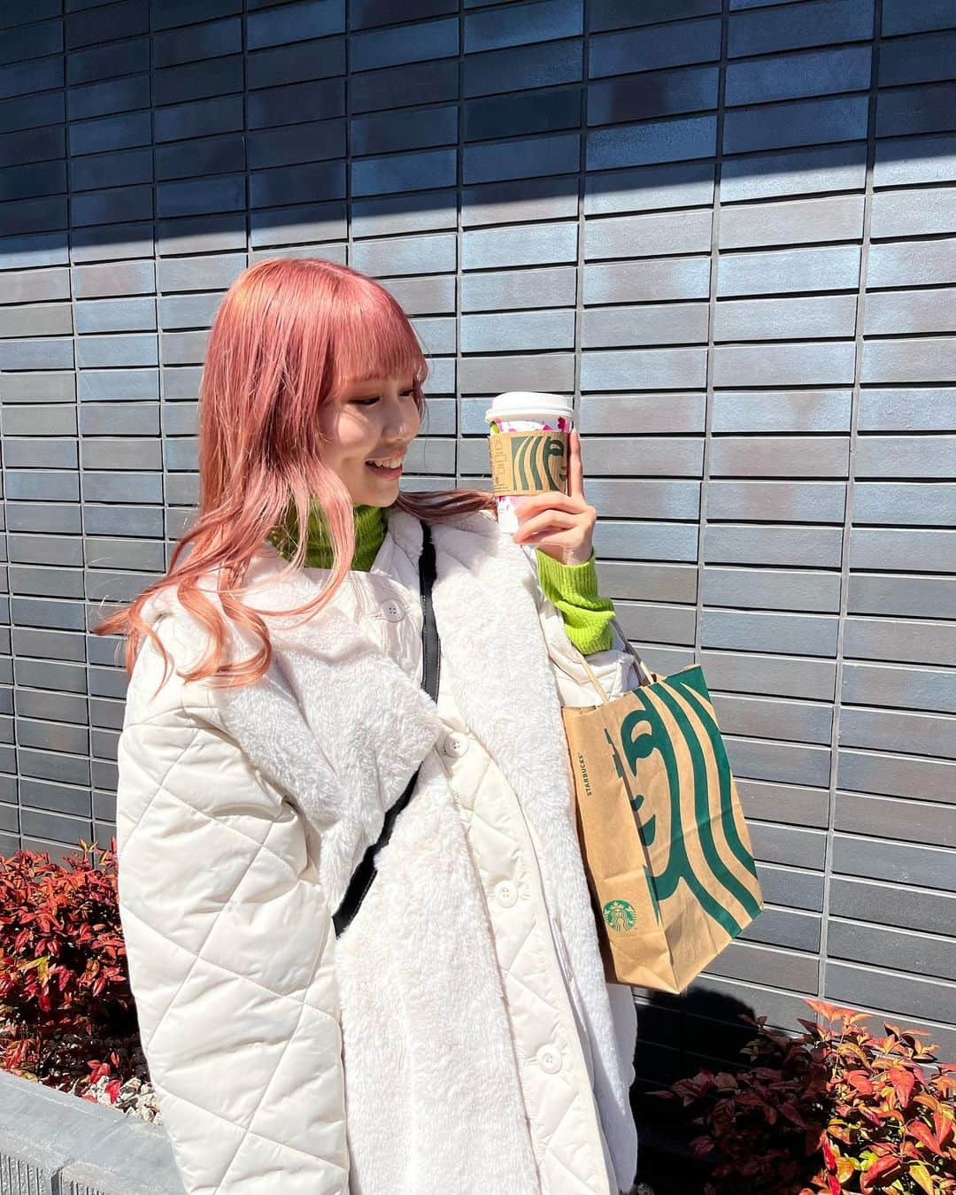 島田キラリさんのインスタグラム写真 - (島田キラリInstagram)「この日のコーデの名前は、"桜餅コーデ🌸"です 髪色と緑のインナーがいい感じに桜餅なの笑  今月は、結構春が好きだなと感じました(՞ ܸ. .ܸ՞)︎♡  #きらりstyle#桜餅#桜餅コーデ #スタバ#スターバックス  #Popteen#Popteen専属モデル#きららん#04#fyp #低身長#低身長コーデ#155#155cm」4月13日 21時31分 - kiraran___12