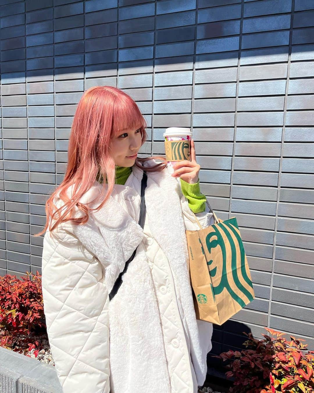 島田キラリさんのインスタグラム写真 - (島田キラリInstagram)「この日のコーデの名前は、"桜餅コーデ🌸"です 髪色と緑のインナーがいい感じに桜餅なの笑  今月は、結構春が好きだなと感じました(՞ ܸ. .ܸ՞)︎♡  #きらりstyle#桜餅#桜餅コーデ #スタバ#スターバックス  #Popteen#Popteen専属モデル#きららん#04#fyp #低身長#低身長コーデ#155#155cm」4月13日 21時31分 - kiraran___12