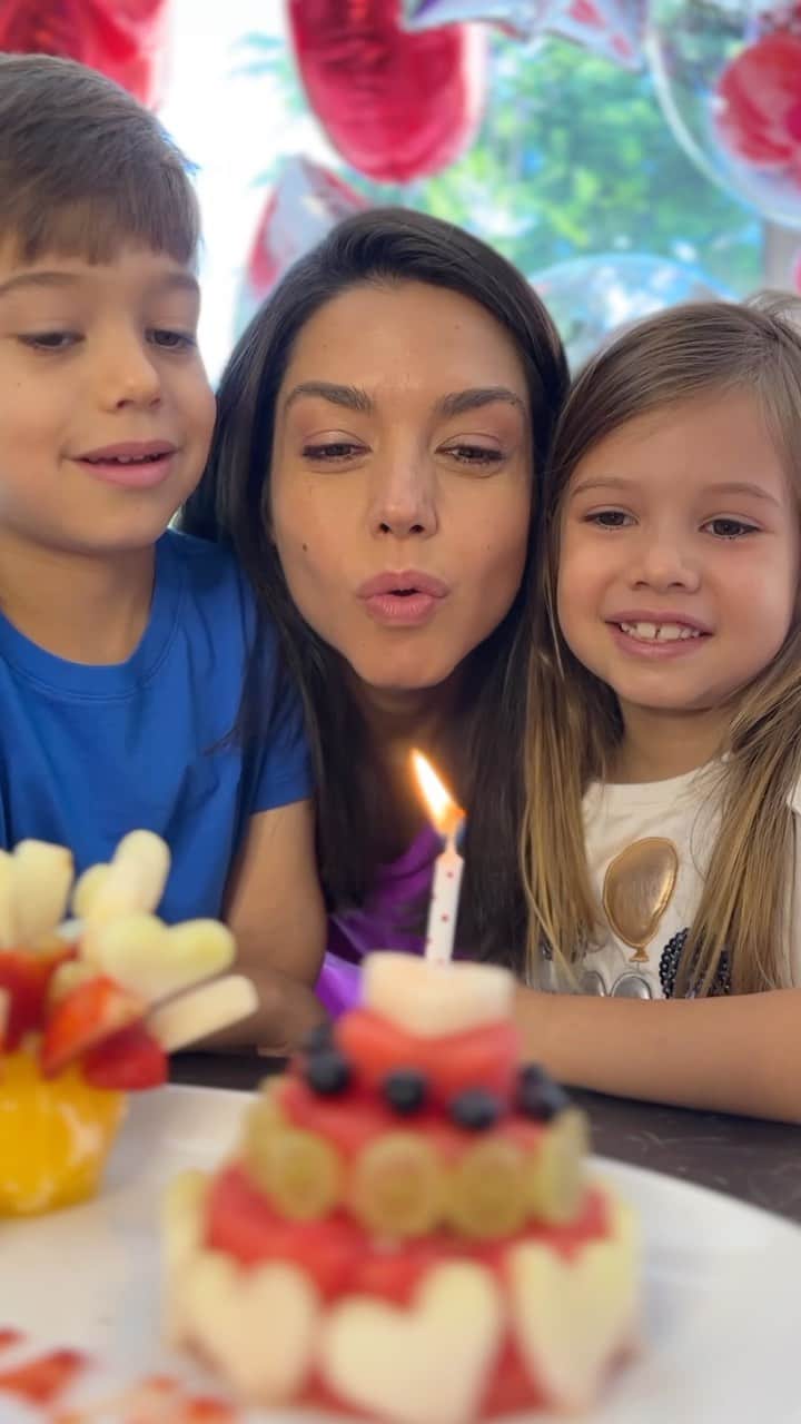 ミシェル・テロのインスタグラム：「Hoje o dia dia é dela!!!! O meu amor sem fim!   Sabe isso que vc desejou no fundo da sua alma? Eu te desejo infinitas vezes mais! Eu não consigo ser feliz sem você.   Que a sua vida seja plena de todas as coisas boas desse mundo! Deus te abençoe e te proteja sempre!!!!!   Tenho muito orgulho da mulher que você é!   Que alegria celebrar mais um aniversário ao seu lado! #naoehnadapraquemvaipassaravidainteirajuntos   Te amo infinito @tatafersoza   Felicidade, sabedoria e paz!!!!」