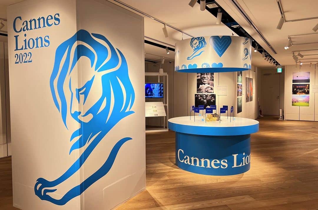 河尻亨一のインスタグラム：「設営中。明日14日（金）からアド・ミュージアム東京の「Cannes Lions展」はじまります。今年も"カンヌ案内人”として監修的な作業に携わりました。  展示作品自体は去年の受賞作ですが、今回は「たたかうクリエイティブ」をテーマに、受賞作を５カテゴリーに再編集しています。ちょっとした参加のしかけも。  なんらかの気づきが得られるかもしれません。解説・字幕付きでまとめて見るにはいいですね。  入場無料（事前オンライン予約は必要）。是非ご来場を。  #canneslions」