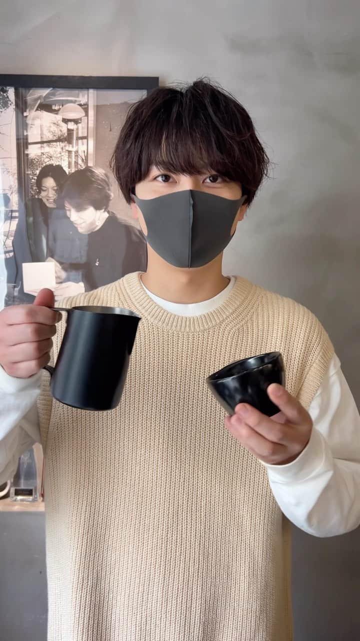 馬場健太のインスタグラム：「今日も1日お疲れ様でした✌︎ みんなは今日どんな日でしたか？ 僕はまあいろいろ頑張って眠くなってきたところ😪 疲れたらコーヒー飲みおいでね☕️  #LATTEARTMANIA #ラテアートマニア #ラテマニ #東京カフェ #外苑前カフェ #表参道カフェ #青山カフェ」