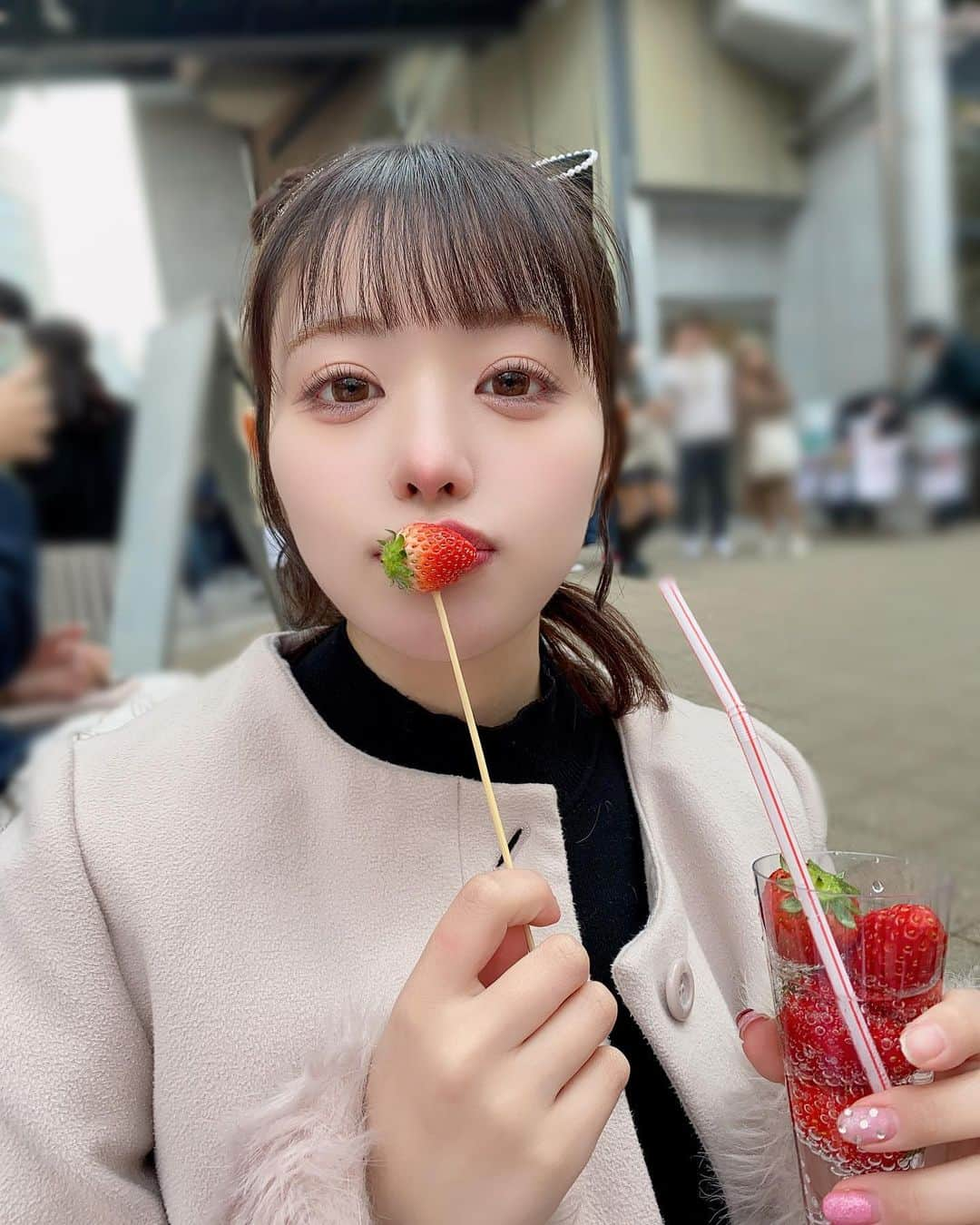 あやののインスタグラム：「いちごサイダーー🥤🍓  #春あやの #制服 #日向坂46  #日向坂46好きな人と繋がりたい #踊ってみた #撮影会 #撮影会モデル #ポートレート #ダイサツ #アイドル #地下アイドル #コスプレヘアアレンジ #ヘアアレンジ  #コスプレ#jk #乃木坂 #アイドル好きと繋がりたい #イコラブ #ノイミー #制服コスプレ#tiktok#フルーツジッパー #振り付け #桜 #music #お花見 #目黒川 #桜スポット #新宿カフェ」