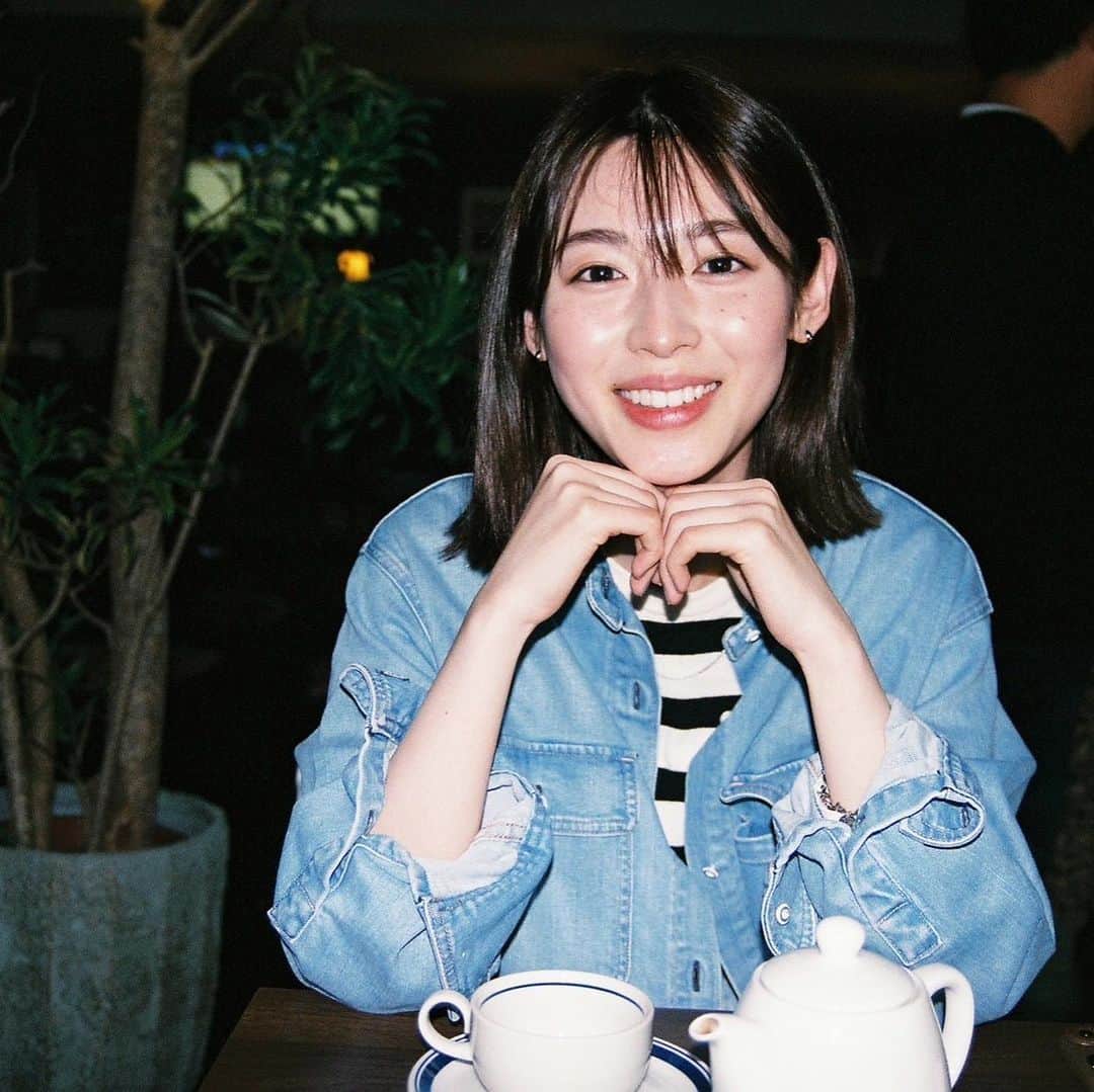 白石聖のインスタグラム：「📷by @mikami_ai_  愛ちゃんといると自然体でいられて、なんだか地元の友達みたいな居心地の良さがあります。らぶ👭🏻🫶 会うと毎回パフェ食べてる気がする  #天才カメラマン」