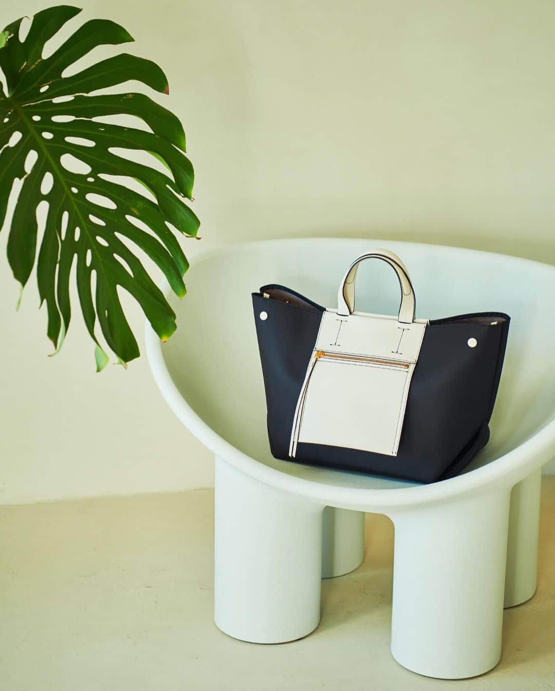 ロペのインスタグラム：「ÉPOR BASIC COLLECTION 2023SS ⁡ 働く女性の通勤バッグを提案する 「ÉPOR(ロペ エポール)」。 第一印象を、ととのった女性に。 デザイン性と多機能で叶えるエレガントな通勤バッグを豊富に揃えます。 ⁡ J'aDoRe JUN ONLINEでご購入いただけます。 ⁡ ⁡ ⁡ #ÉPOR #ロペエポール #2023ss  #美しさととのう #ととのう #通勤バッグ #新生活 #新生活準備 #Dbag  #春コーデ #春カラー  #ロペ #ROPÉ #ropejp」