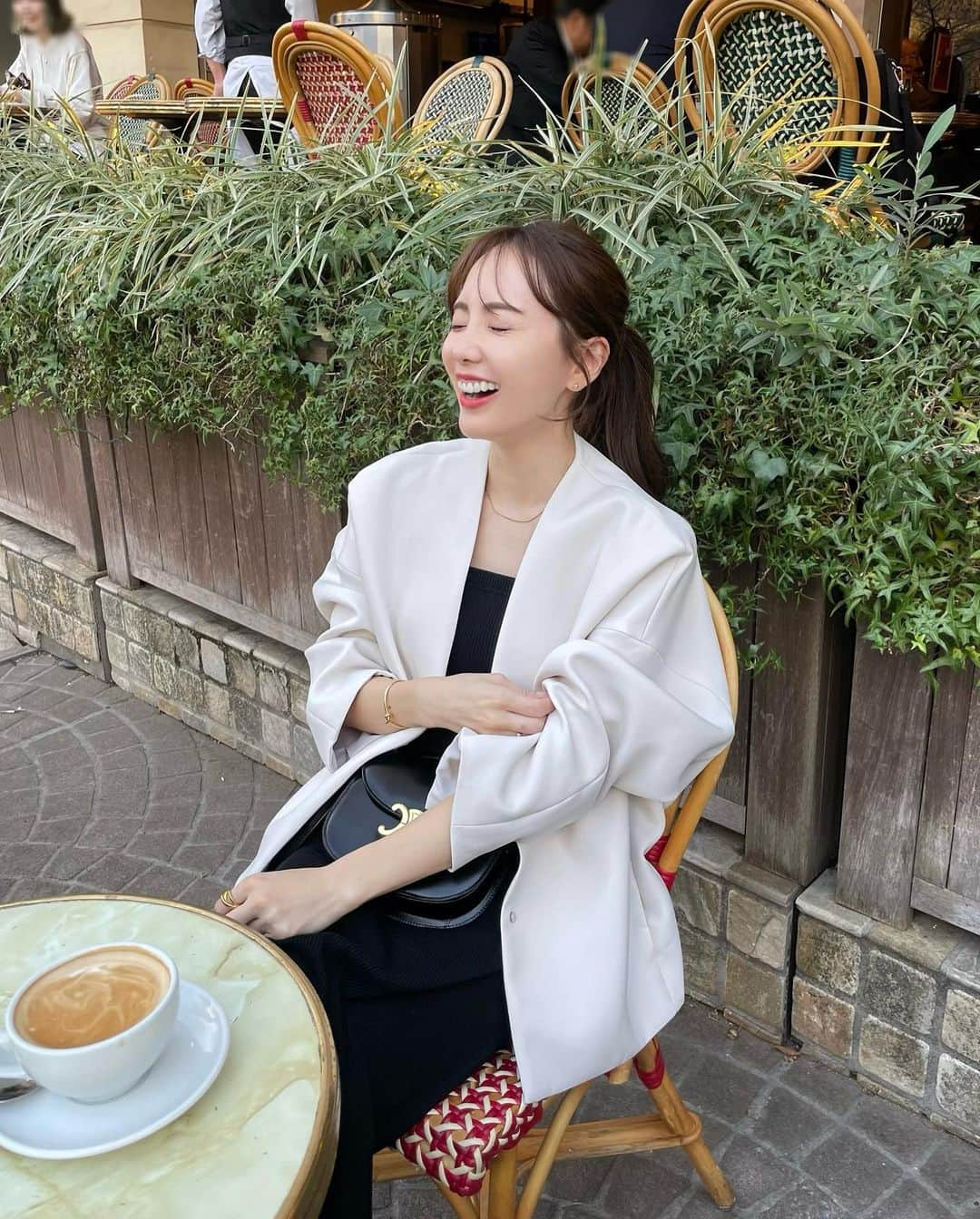 Aoiさんのインスタグラム写真 - (AoiInstagram)「紀尾井町カフェ☕️ @celine とトリオンフバッグ 何も入らない後思いきや わりと入るという優秀さ💐  #春ジャケット#ワンピース#春コーデ#骨格ナチュラル #平均身長コーデ#celine#トリオンフバッグ#紀尾井町#カフェ#fashion#ootd#cordinate#大人カジュアル」4月13日 21時43分 - aoioa