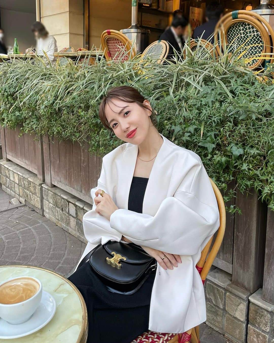 Aoiさんのインスタグラム写真 - (AoiInstagram)「紀尾井町カフェ☕️ @celine とトリオンフバッグ 何も入らない後思いきや わりと入るという優秀さ💐  #春ジャケット#ワンピース#春コーデ#骨格ナチュラル #平均身長コーデ#celine#トリオンフバッグ#紀尾井町#カフェ#fashion#ootd#cordinate#大人カジュアル」4月13日 21時43分 - aoioa