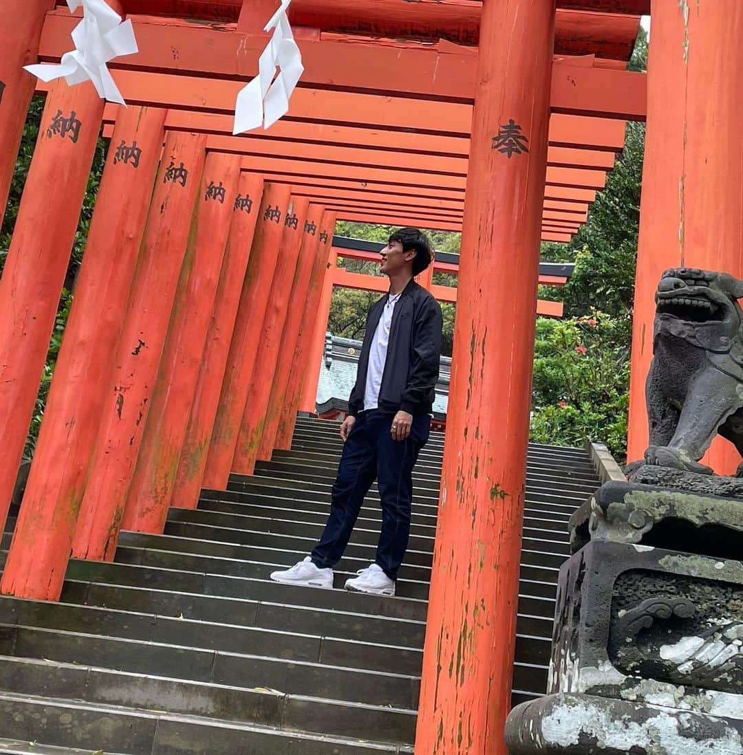 渡邊啓太さんのインスタグラム写真 - (渡邊啓太Instagram)「🌾⛸  ———  📍徳丸農園 宮崎県児湯郡高鍋町大字上江  ———  植物の生命力を引出し 農薬に依存しない栽培を行っている徳丸さん🌾  昨シーズンから スポンサーもしていただいています✊  無事にシーズンが終わった挨拶 来シーズンの抱負・農業体験（田植え）をさせていただきました！  実際に農業を体験することで より、日々の食事への意識が変わります 今シーズン、食の意識を高く持って過ごしたいと思います🍅 --------- そして、宮崎での新しいご縁に感謝です^^ アツい想いを持って 過ごされている方々とのお話は勉強になりました😌 ---------- #阪南大学 #谷歯科 #徳丸農園 #スポンサー #ありがとうございます #宮崎日日新聞 #宮日新聞 #減農薬 #生命力 #アスリート #農業 #米農家 #宮崎県 #高鍋町 #米づくり #米粉麺 #ふるさと納税 #グルテンフリー #米粉 #野菜づくり #農業インスタグラム #スポーツ #オリンピアン #日本代表 #はざま牧場 #四位農園 #はなごごろ #農家とダイレクト#ろっぱちニラ #スポンサー募集中」4月13日 21時45分 - kwatanabe18