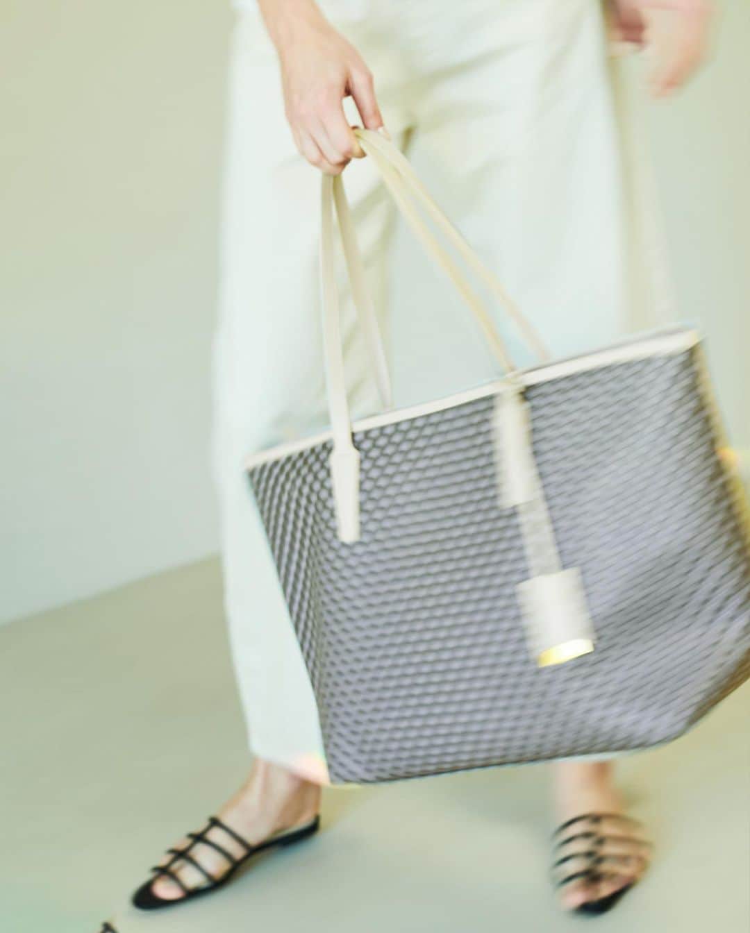 ロペのインスタグラム：「ÉPOR BASIC COLLECTION 2023SS ⁡ 働く女性の通勤バッグを提案する 「ÉPOR(ロペ エポール)」。 第一印象を、ととのった女性に。 デザイン性と多機能で叶えるエレガントな通勤バッグを豊富に揃えます。 ⁡ J'aDoRe JUN ONLINEでご購入いただけます。 ⁡ ⁡ ⁡ #ÉPOR #ロペエポール #2023ss  #美しさととのう #ととのう #通勤バッグ #新生活 #新生活準備 #MONOGRAMbag  #春コーデ #春カラー  #ロペ #ROPÉ #ropejp」