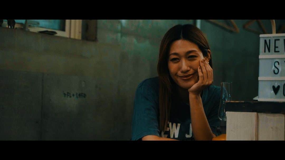 片桐舞子さんのインスタグラム写真 - (片桐舞子Instagram)「明日、4/14(金)21:00に「東京」MVがYouTubeプレミア公開になります🌇  リアルタイムで公開した瞬間を見れる方は一緒に観てコメントしてね😊  今回のMV、純ちゃんがこの曲ができた当時から「こんなMVを撮りたい」と言っていたストーリーを映像化しました🎥  私たちの作品を、この曲の世界を、一緒に表現してくれた頼もしい仲間に感謝です🙏  映像制作 #newjackstudiofilms 🎬  監督・カメラマン・編集 @mays_nbz 😎  制作ディレクター・カメアシ・出演 @mays_maiko わたし👸🏼  キャスティング・出演 @ryuma.y.aet   出演 @i_mao__  @shun_iwakuma  @atsutakakuroda  @yui_sakurai_ch   明日の公開、お楽しみに︎♥︎  #mays#東京#新曲#もうひとつのREAL#上京物語」4月13日 21時45分 - mays_maiko