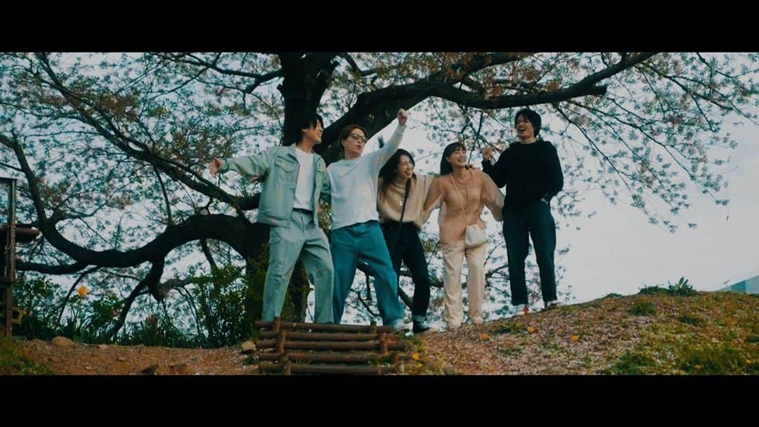 片桐舞子さんのインスタグラム写真 - (片桐舞子Instagram)「明日、4/14(金)21:00に「東京」MVがYouTubeプレミア公開になります🌇  リアルタイムで公開した瞬間を見れる方は一緒に観てコメントしてね😊  今回のMV、純ちゃんがこの曲ができた当時から「こんなMVを撮りたい」と言っていたストーリーを映像化しました🎥  私たちの作品を、この曲の世界を、一緒に表現してくれた頼もしい仲間に感謝です🙏  映像制作 #newjackstudiofilms 🎬  監督・カメラマン・編集 @mays_nbz 😎  制作ディレクター・カメアシ・出演 @mays_maiko わたし👸🏼  キャスティング・出演 @ryuma.y.aet   出演 @i_mao__  @shun_iwakuma  @atsutakakuroda  @yui_sakurai_ch   明日の公開、お楽しみに︎♥︎  #mays#東京#新曲#もうひとつのREAL#上京物語」4月13日 21時45分 - mays_maiko