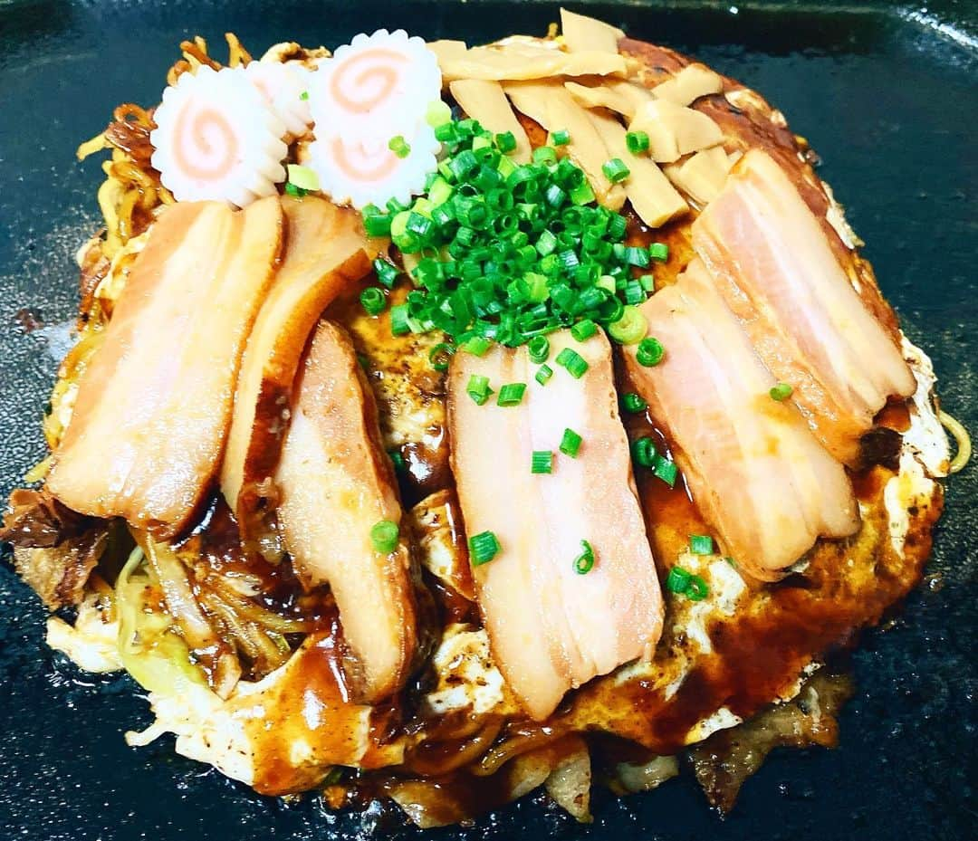 早乙女零のインスタグラム：「お好み焼きはラーメンにだって成れる可能性の塊」