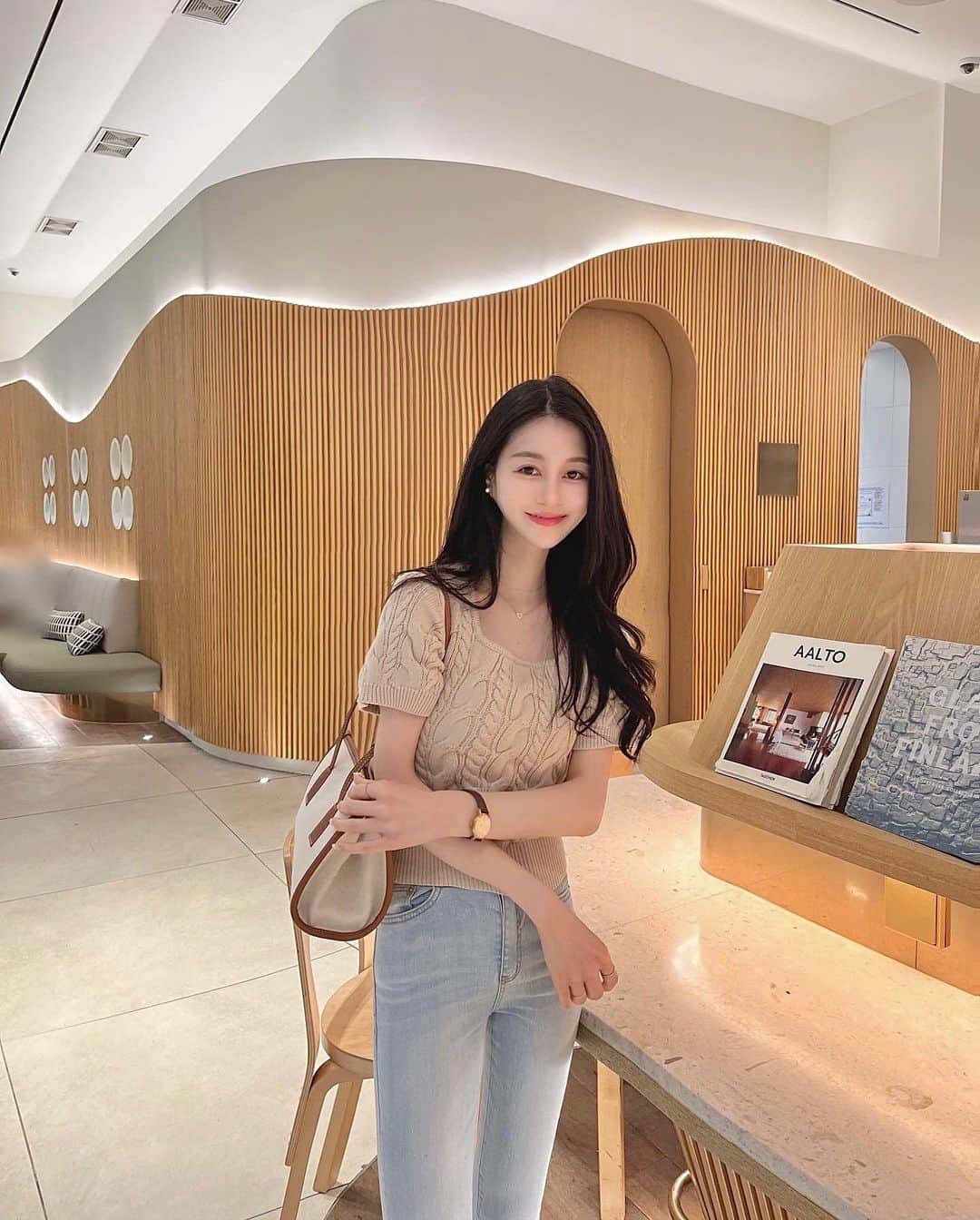 のインスタグラム：「요러케 봄옷 입을 수 있는 계절이 넘 죠아앙 뉴 백이랑 숏니트 예뿌죠?🩵🩷 @folnua_official @folnua_jp  #folnua #フォルニュア #フォルニュアバッグ」