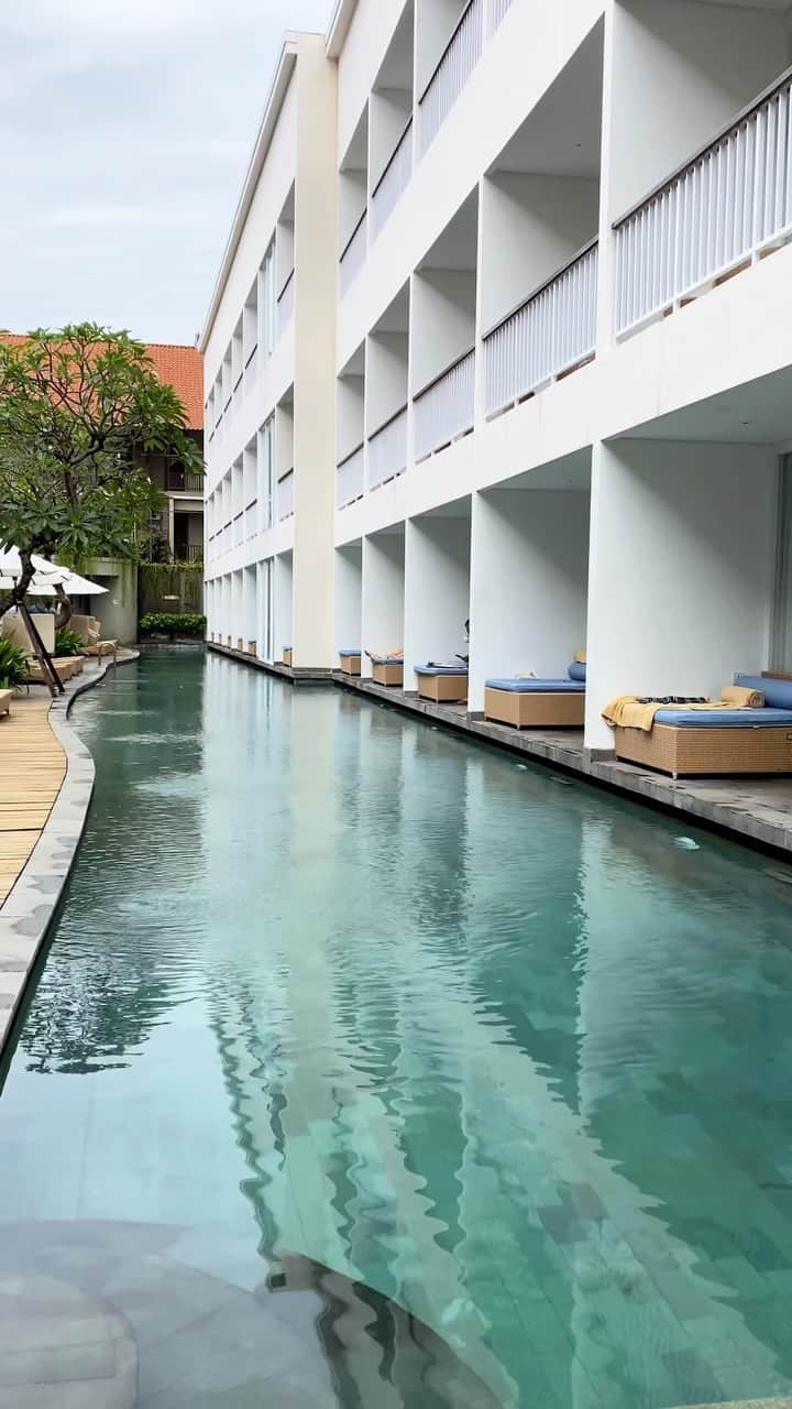 エアアジアのインスタグラム：「Ossotel Legian Bali is a popular choice amongst travellers in Bali with a modern tropical design that fuses simplicity and functionality. 🏝️  It sits right in the centre of the iconic Padma Legian beach neighbourhood, a stone’s throw from the ocean and a short walk to the island’s bars, restaurants, and vibrant club scene.  Book your stay at airasia hotels today! 💯  #airasia #airasiasuperapp #airasiahotels #ayokembali #bali #balihotels」