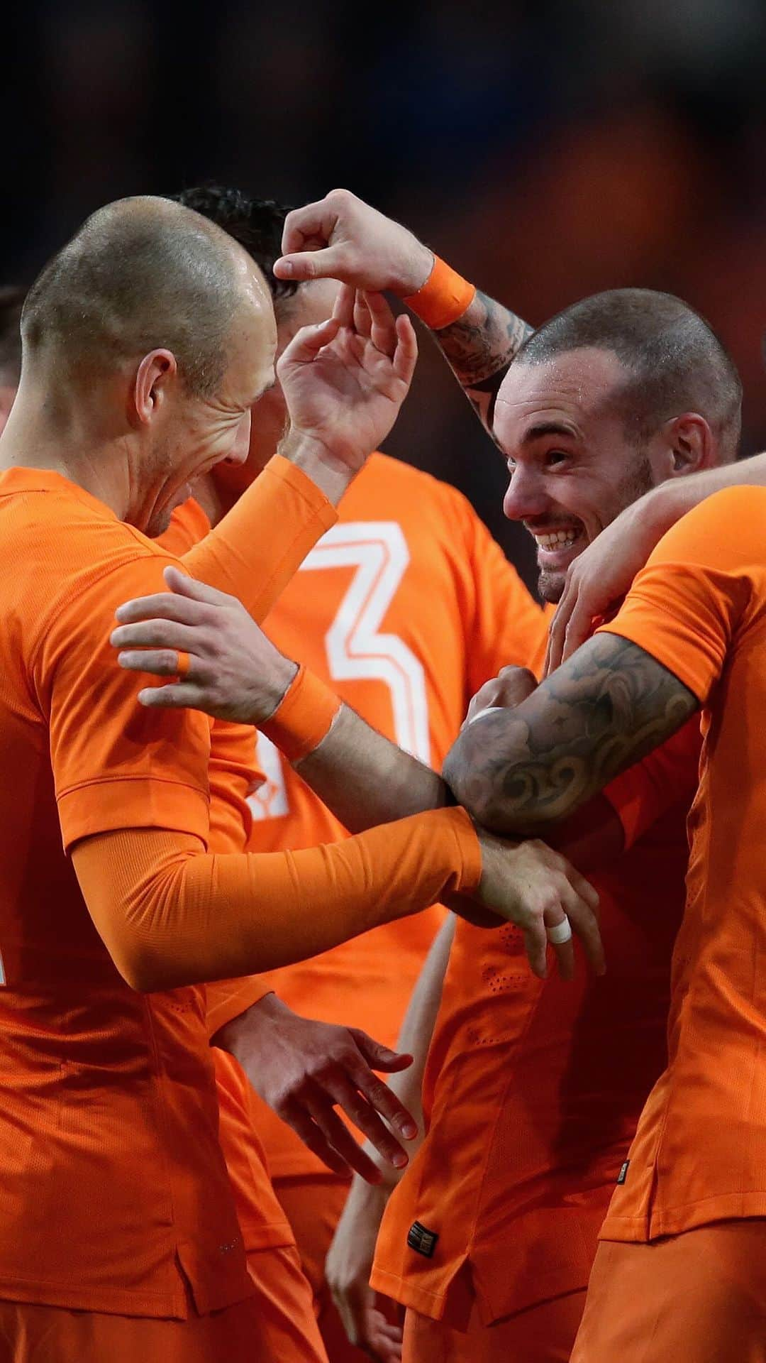 ヴェスレイ・スナイデルのインスタグラム：「🚀 Trademark @wesleysneijder™️  #ThrowbackThursday #NothingLikeOranje」