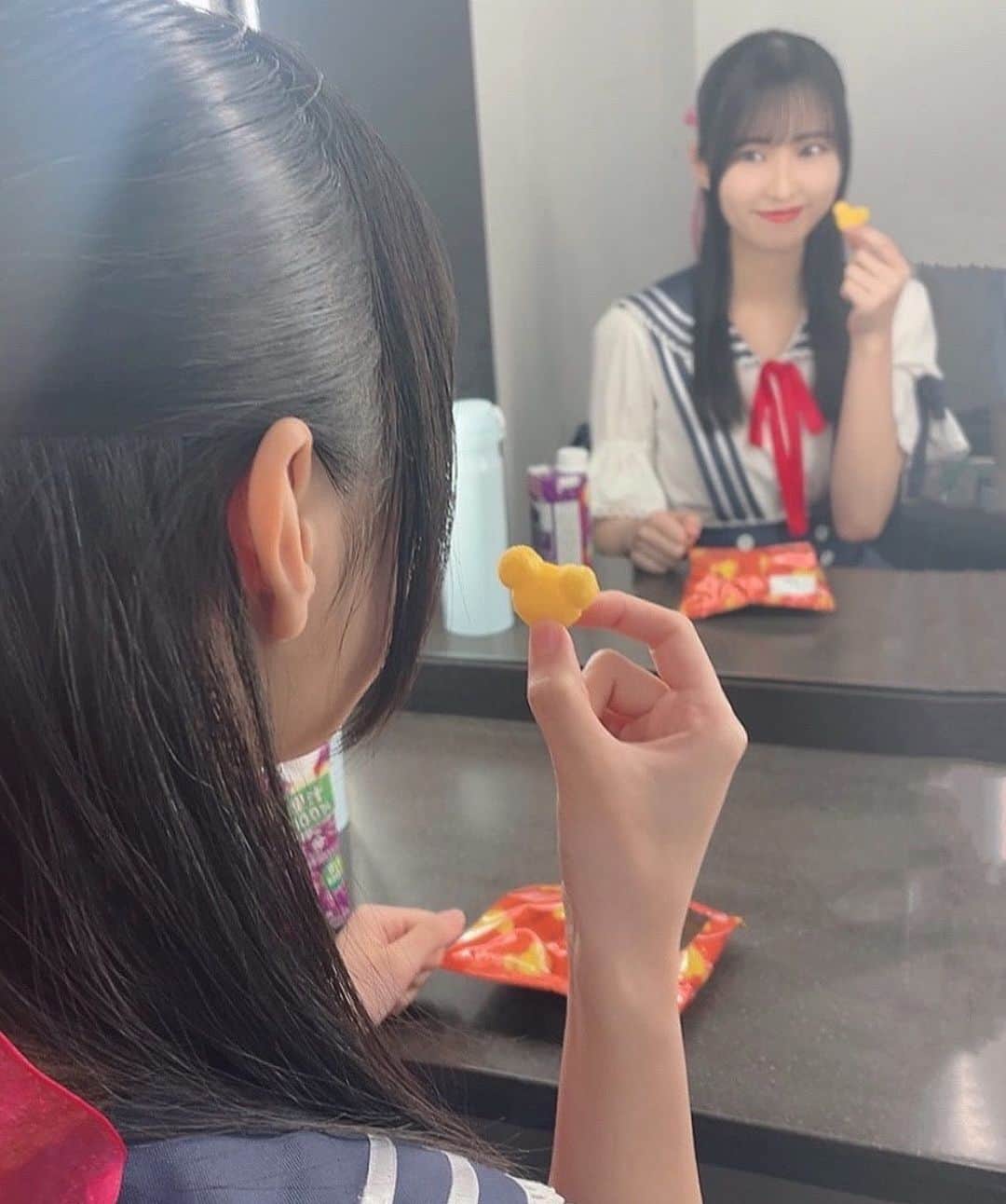 瀬戸ゆなのインスタグラム：「▫️  お菓子タイム♡  でも最近は、甘いものちょっとだけ控えめにしてるの✨   #夢アドシトロン  #高校生女子  #アイドル  #cuugal  #ハーフアップ  #鏡フォト  #瀬戸ゆな」