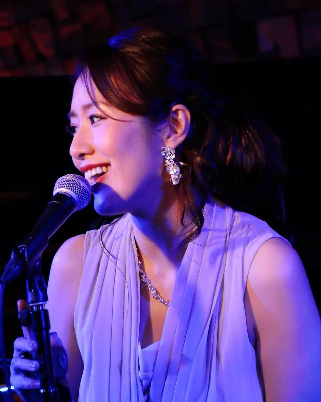守永真彩のインスタグラム：「. . ❤️重大告知❤️  【次のライブが決定しました🎤】  2023年6月30日(金)✨ 金魚スピリト組 feat.守永真彩  《会場》 MZES TOKYO　東京都港区赤坂3-14-1  《出演》 MAAYA (vo) KEN深澤 (gt,ba) 学級委員長AZ (oboe) ペッショリーノ川田 (gaya) 小島ななみ (pf)  開場 18:00 開演 19:00   ◆ミュージックチャージ 前売 ￥6,000 当日 ￥6,500 別途１ドリンク＆１フードオー   お席はMAXで54席となっています。 お早めのご予約、お待ちしております😊  予約ページはこちら https://t.livepocket.jp/e/r73k5 (ストーリーにも載せますね。)  私の事務所「オフィスウォーカー」のHPからも飛べます🕊  お待ちしております💋  #LIVE #シンガー」