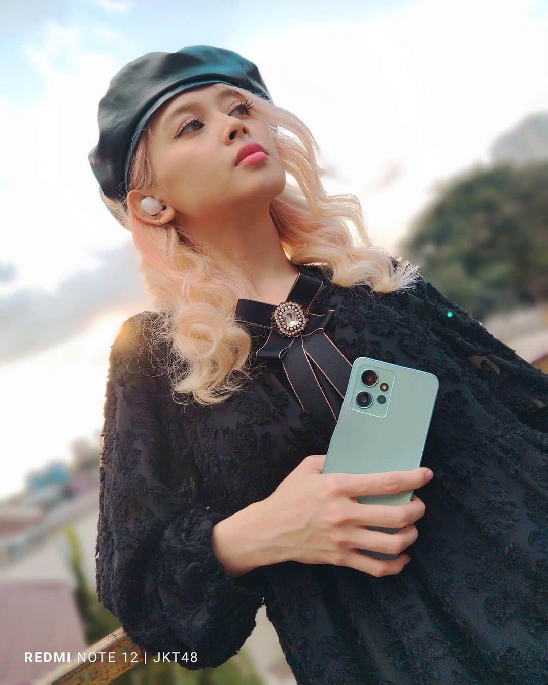 のインスタグラム：「Teman hiburan aku saat ini yaitu Redmi Note 12 plus Redmi Buds 4, dengerin lagu ataupun nonton drama sekarang udah serasa dunia milik sendiri, karena seseru itu! #JawaraTanpaBatas #RedmiNote12 #RedmiBuds4 #silaturahmisamaxiaomi」