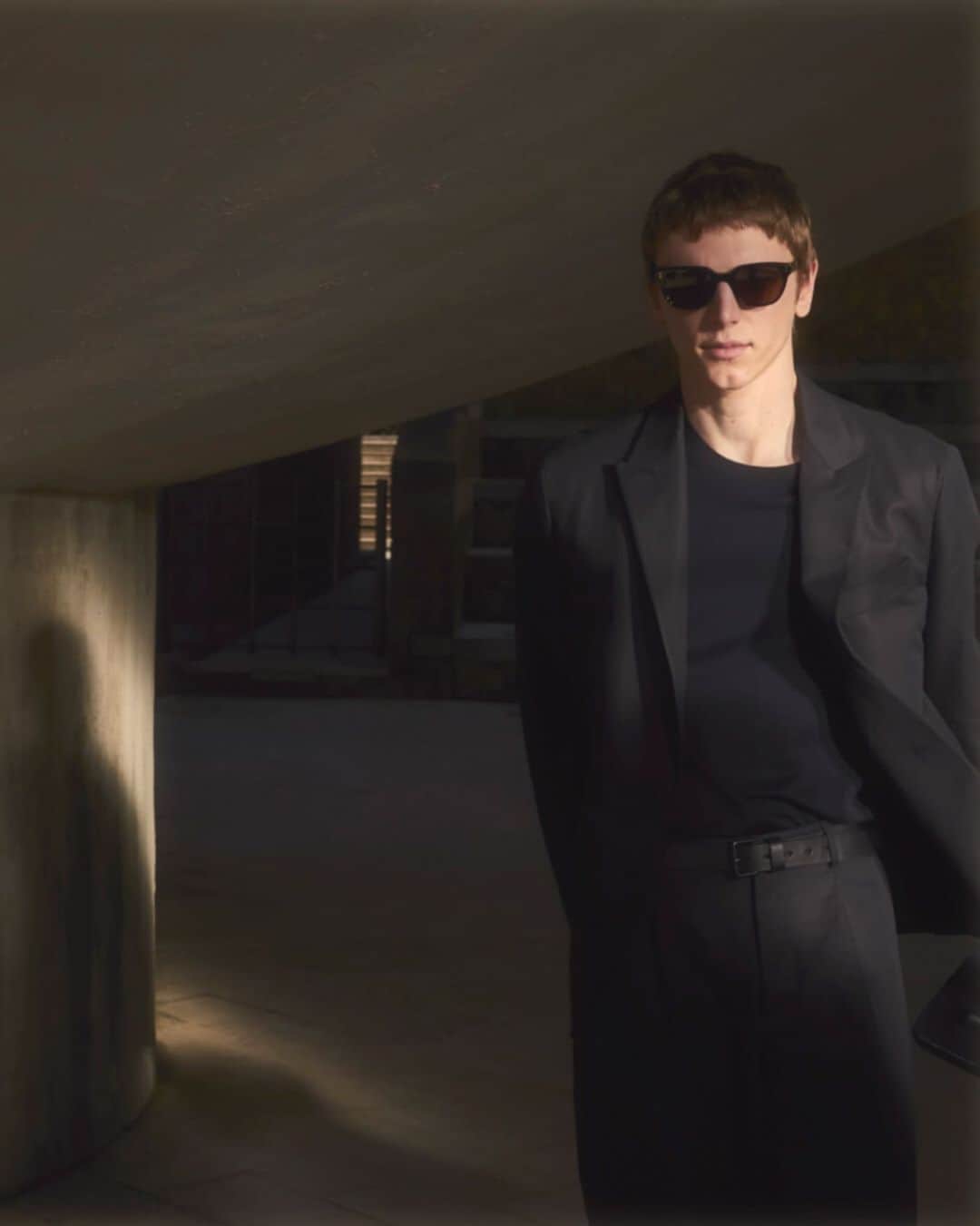 Massimo Duttiのインスタグラム：「MASSIMO DUTTI STUDIO MEN – DROP 04 | Versatile: able to adapt or be adapted to many different functions or activities. A Collection with limited availability now in selected stores and massimodutti.com  Photo & Film: @hunterandgatti  Movement Director: @anders_hayward Casting: @igor_v_w & @sachabilal #MassimoDuttiStudio」