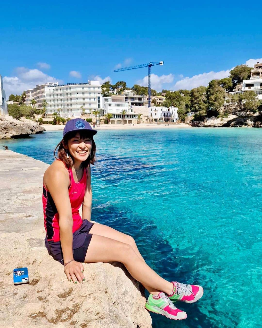 小林由佳さんのインスタグラム写真 - (小林由佳Instagram)「#tbt  I never seen such a beautiful color before. feels like time was running slow, makes me heal when I was chilling at the seaside with sounds of the sea. or only the thing healed me.  子どもの頃から 山育ちと見せかけて、海育ちでもあるので海のちゃぷちゃぷする音、癒される。  こんな綺麗な色の海を見たのは初めてだったかも¨̮ 横から見るとどこまでも透き通ってて、上から見るとエメラルドグリーンに見える。 クライミング後のわんぱくファッションじゃなくてインスタグラマーみたいにおしゃれしたかったです👗  #tbt #前回の旅写 #毎日海山で過ごしてると投稿忘れちゃう #無加工でこの色 #エメラルドグリーン #水冷たすぎてこの顔 #野暮用からの少し足を伸ばしてショートリ #海海海海投稿 #と見せかけて酒とつまみの合いの手あり #またみんなでシュノーケリングしたいな🤿🐠。⚪︎」4月13日 21時59分 - yuca_tan