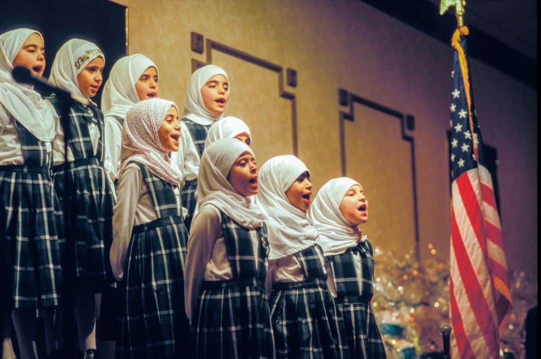 のインスタグラム：「Photos by @edkashi | Ramadan is one of the five pillars of Islam, and during the current monthlong holiday, devout Muslims fast from sunrise to sunset. Over decades of working throughout the Muslim world, including in the United States, I’ve captured scenes during the holy month that reflect both religious activities and daily life. For a non-Muslim, it’s been an interesting challenge working in countries that observe the holiday; often in very hot climates, it can be tricky to find places to eat or drink—even water. I’ve always tried to make sure I’m extra polite and culturally sensitive so I could perform my work but not add stress to people I’m either working with or photographing who may be coping with dehydration and hunger.   In these images: Above, students in Dearborn, Michigan, home to the largest Muslim community per capita in the U.S.; scenes from Lahore, Pakistan; teenagers dine in Damascus, Syria; last, Muslims in Marseille, France, pray at a mosque. #ramadan #islam #religion #celebration #muslims」