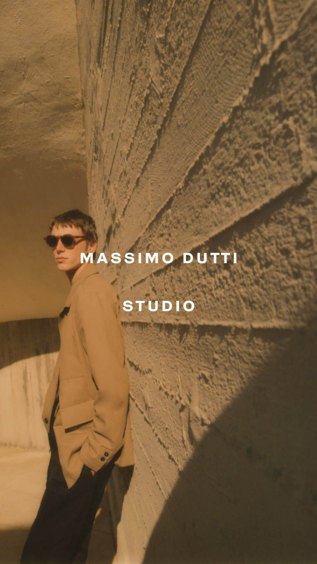 Massimo Duttiのインスタグラム：「MASSIMO DUTTI STUDIO MEN – DROP 04 | A complete Spring/Summer wardrobe that allows the wearer to mix and match its pieces. Discover all the looks in selected stores and massimodutti.com   Photo & Film: @hunterandgatti  Movement Director: @anders_hayward Casting: @igor_v_w & @sachabilal #MassimoDuttiStudio」