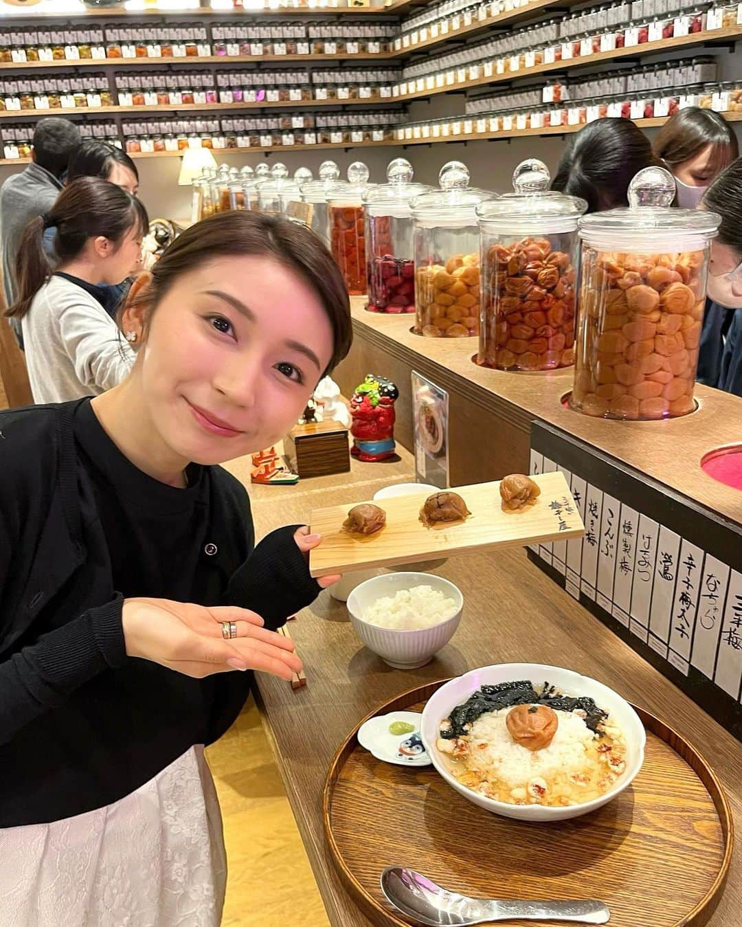 野嶋紗己子さんのインスタグラム写真 - (野嶋紗己子Instagram)「「 #立喰い梅干し屋 」に行ってきた！！ 普段は、はちみつ梅が一番好きですが、キムチ梅、こんぶ梅、焼き梅も美味しかった😊 初めて食べる味がいっぱい。  #梅干しの絵文字が欲しい #梅干し #しめはキーマカレー (梅干しon TOP. LOL)」4月13日 22時09分 - nojima_sakiko