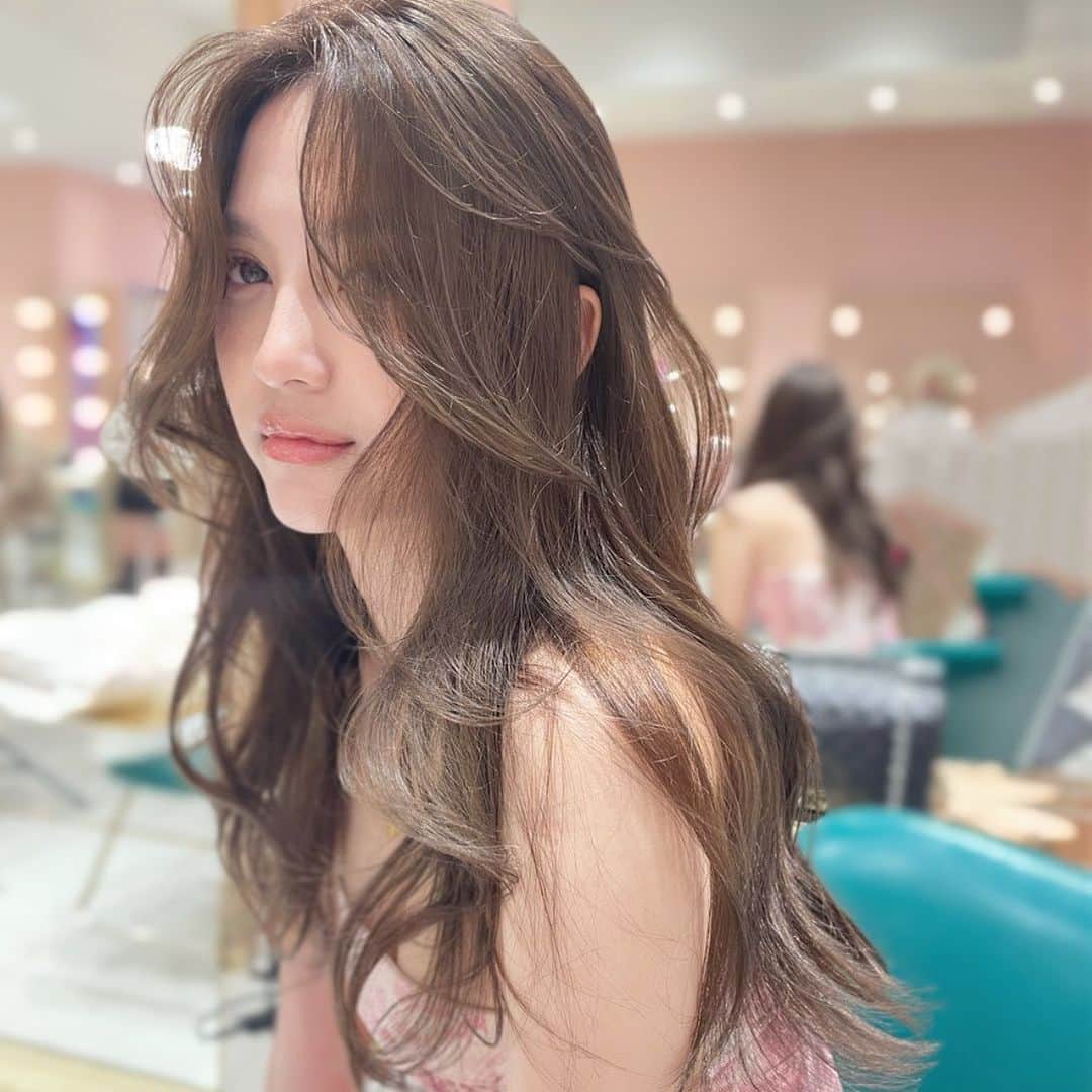 原涼香のインスタグラム：「大人気𝙣𝙪𝙙𝙚 𝙗𝙚𝙞𝙜𝙚 🤎ブリーチなし明るめカラー✨ menu... ●カット ●プレミアムケアカラー(暗めの方はWケアカラー) ●バイカルテトリートメント ㅤㅤㅤㅤㅤㅤㅤㅤㅤㅤㅤㅤㅤ 春hair是非お任せください🤍 ㅤㅤㅤㅤㅤㅤㅤㅤㅤㅤㅤㅤㅤ  #SHIMA #韓国ヘア#韓国スタイル#海外ヘア#レイヤーカット#ワンホンヘア#ワンホン#ブリーチカラー#網紅#初カラー#ハイトーン#暗髪#ベージュカラー#ラベンダーカラー#グレージュ#オリーブカラー#透明感カラー#銀座美容院#銀座美容室#美容師#美容学生#시스루뱅#레이어드컷#hairstyle#y2k#fasion#color#layered#beige#メイク」