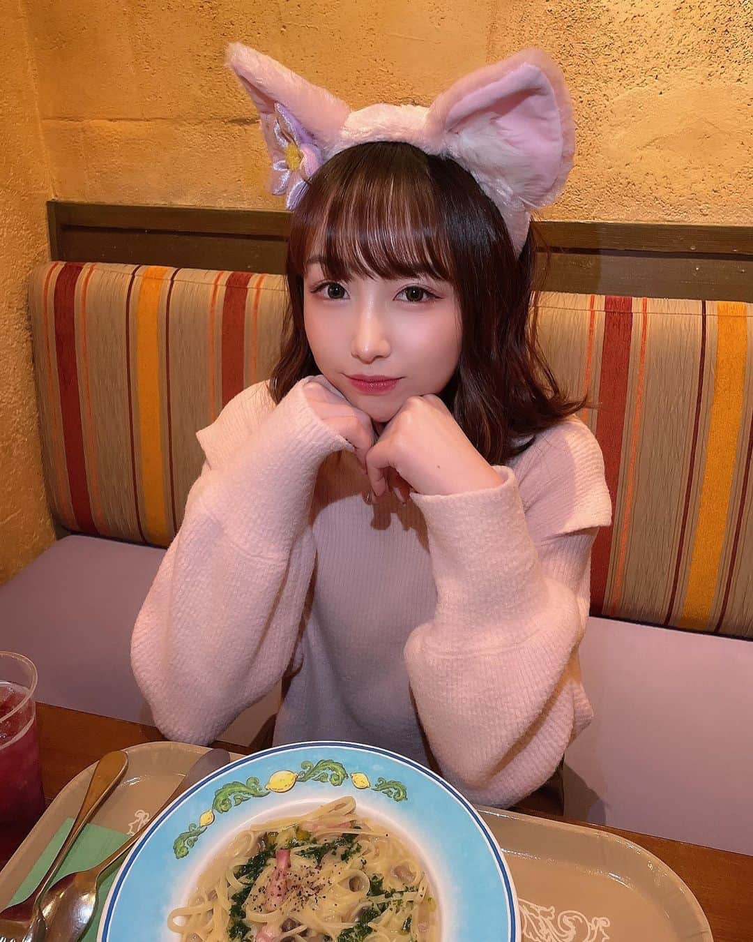 丸りおなのインスタグラム：「.  今日もお疲れ様です〜🦊💕  【お知らせ①】 明日4/14 12時半〜15時の間であのんちゃん（ @anon_551 ）とライブ配信します〜！ TikTokかインスタライブ！ ラブストック（ @lovestockjp ）の商品を紹介するよ🤍 詳しくはまたお知らせします。  【告知②】 5/21（日）午後予定 会えるイベントが決まりました！ 今回は都内（渋谷）！！ YouTubeチーム、じぃじも来ますよ👴 私とチェキ撮れたりお話もできるので、是非21日は空けといてください😳 また詳しくは告知します！！！  ______________________________  今日は早く寝たい、、！！ 😪  #ディズニー #ディズニーコーデ #ディズニーシー #ディズニーランド #夢の国 #リーナベル #リーナベルコーデ #ディズニーシーグルメ #ピンクコーデ #チェキ会　#可愛い子と繋がりたい #アイドル好き #低身長女子 #低身長コーデ #ダイエット中　#ダイエット成功　#マイナス10キロ #ダイエット #丸りおな」