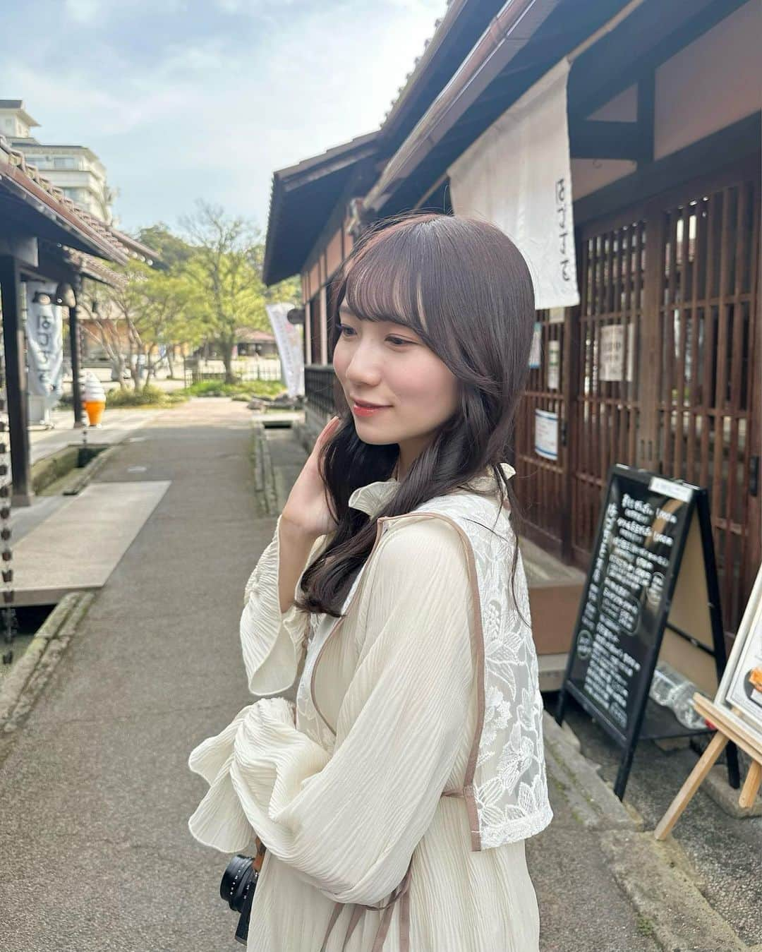 江嶋綾恵梨さんのインスタグラム写真 - (江嶋綾恵梨Instagram)「ロケに向けてヘアカラー𓍯 ⁡ 💇🏻‍♀️ @ayumisakurada  ピンクベージュにしてもらいました🌸 最近、ピンクがマイブーム☺︎❤︎ ⁡ トリートメント効果でさらっさらです𓎩𓍼 いつもありがとう💐  (この日、上手に髪の毛巻けた✌︎) ⁡ #ヘアカラー #美容室 #銀座 #銀座美容室 #巻き髪  #石川 #加賀温泉郷 #はづちを楽堂 #淡色女子 #淡色コーデ」4月13日 22時07分 - aeringoooo