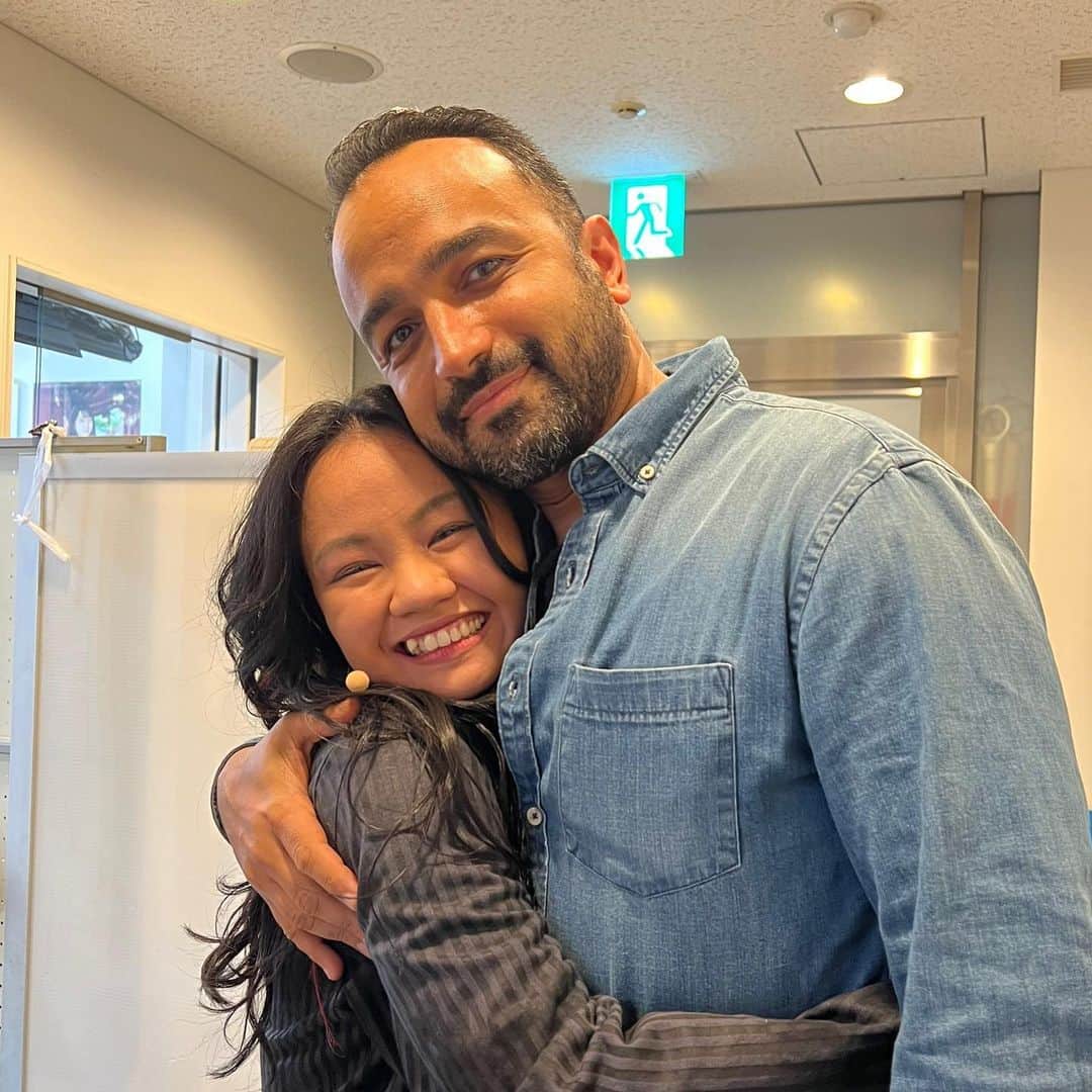 のインスタグラム：「Andy, Marcus and Angela  この３人が日本に来れたことが本当に嬉しい。 前回はリモート稽古だったので、 生MarcusとAngelaと初めまして、そして2018年にオーディションで会ったAndyと直接RENTの深いお話をたくさんできて本当に幸せでした。  Mimiとは。 って常に考える毎日でした。 今日のミミは何を食べた？何を飲んだ？好きなお酒は？好きな色は？のことまで考えてたな、、  Andyの演出、Marcusの振り付け、そしてAngelaが作る衣装があったから自分のミミに自信というものを持てた。  RENTという素晴らしい作品をシェアしてくれてありがとう。 そして、導いてくれて本当にありがとう。  心から感謝。 やっぱりJonathan Larsonは とっても大きいな愛を持ってるんだなって改めて思う。  I miss you alreadyyy💕💕 またいつか。」