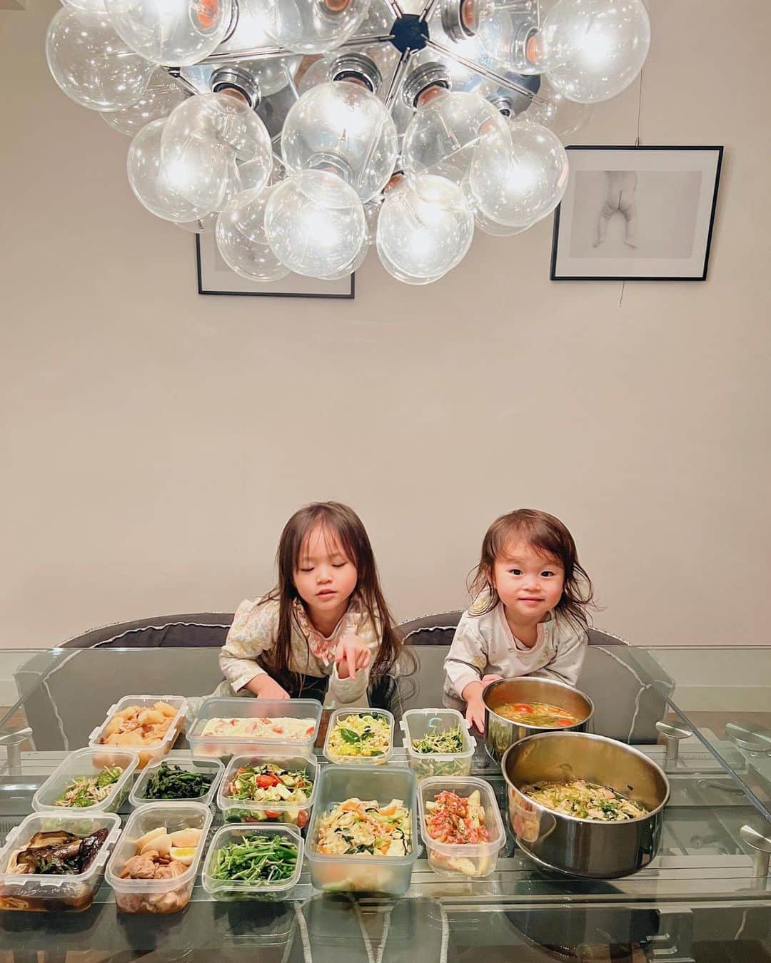 里見茜さんのインスタグラム写真 - (里見茜Instagram)「𓌉◯𓇋 既に身近な存在になりつつある @yohanajapan ♡   入院中に子供達やパパが困らないようにと、少し前にお試しで 料理代行をyohana に依頼しました。  子供も大人も食べれる和食をお願いしたところ、yohanaの専門スタッフが来てくれて、家の冷蔵庫にあるものでサッと こんなにも沢山の料理を作ってくれるなんて  母としては凄く助かるし子供達やパパも感動していました。  誰かが作ってくれた食事を、家で食べれるなんてなんて幸せすぎるんだろう😭✨  いつもいろんなリクエストに対応してくれるyohanaのスペシャリストの方には本当に感謝しかないです🙏  自分では解決できないことを、少し誰かに頼りたいって時にすぐ側に こういったサービスがあると本当に便利だと思います。  ずっとこのサービスを使ってて思うのが、幅広いジャンルで携わってくれるので、調べ物や、悩み事、 将来のことまでなんでも対応してくれます!!  1人で解決できないこともあってパンクしがちな時に、心のゆとりを与えてくれるyohanaに出会えてよかったなと🌿  これからも沢山甘えたいと思います♡  紹介コードも貼り付けておきますね✨  1ヶ月無料: RFRD0R3O #PR #Yohanajapan #ファミリーコンシェルジュサービス」4月13日 22時09分 - satomiakane