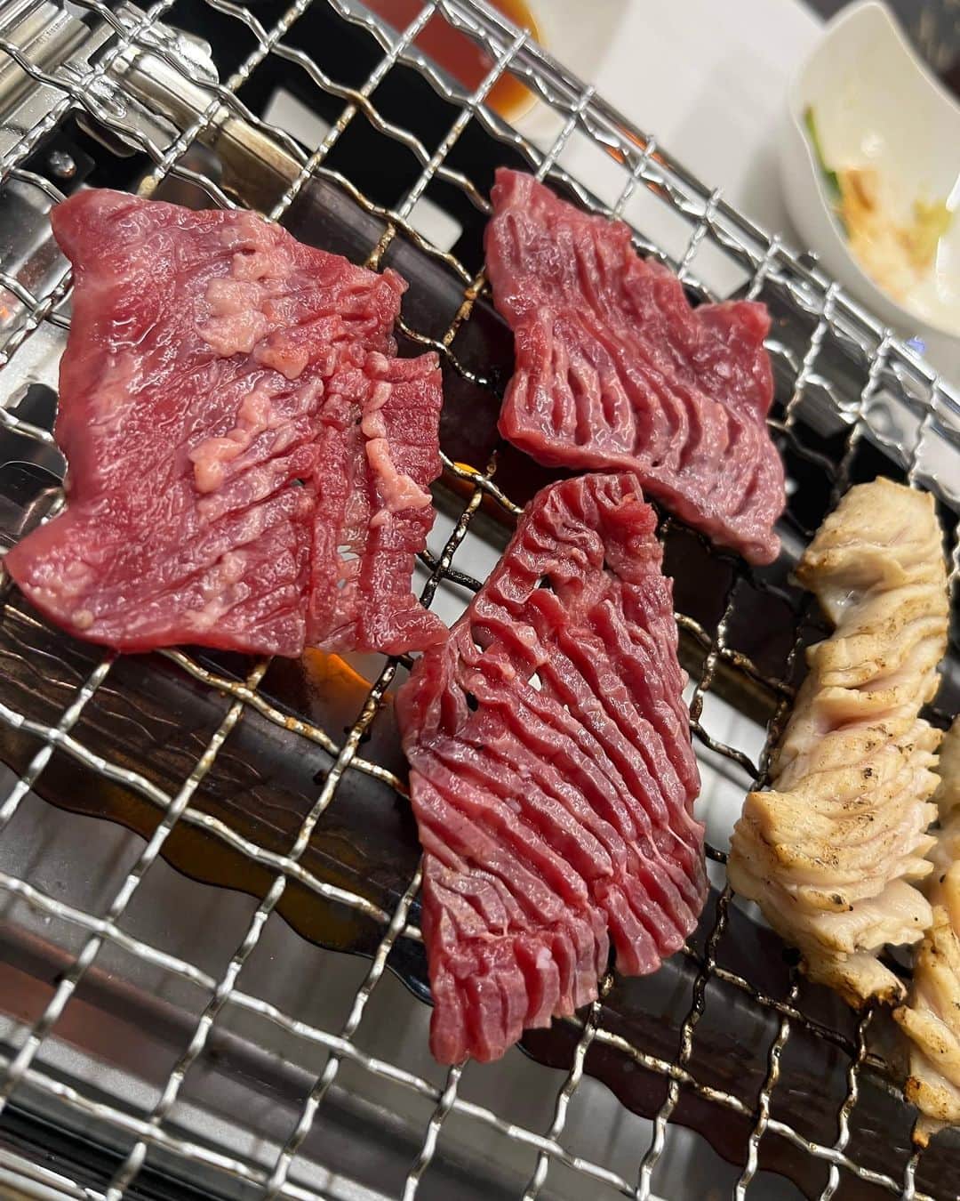 安藤あいかさんのインスタグラム写真 - (安藤あいかInstagram)「上野ホルモン肉店（@ueno_horumon29）のホルモン🤤種類豊富で希少部位もあり😍 くさみもなく隠し包丁もしっかりあってとっても美味しい🤤💕 ホルモンってこんなに美味しいんだあ🥺❤️ 店主は大阪で40年お肉さばいてきた肉職人🥩食べ方も教えてくれます☺️タレもうまい！！ 食べたことない部位たくさん😍めちゃうまです😍 みんなに食べて欲しい！！！ 予算と人数を伝えて、焼肉セットなども頼めます！ 美味しいお肉でとても幸せ💕 センマイ刺しとハチノス刺しも美味すぎでした😋  ⚠️店内で食べれません！お肉屋さんです⚠️  #上野ホルモン肉店 #上野御徒町 #佐竹商店街 #ホルモン #焼肉」4月13日 22時09分 - aikaando