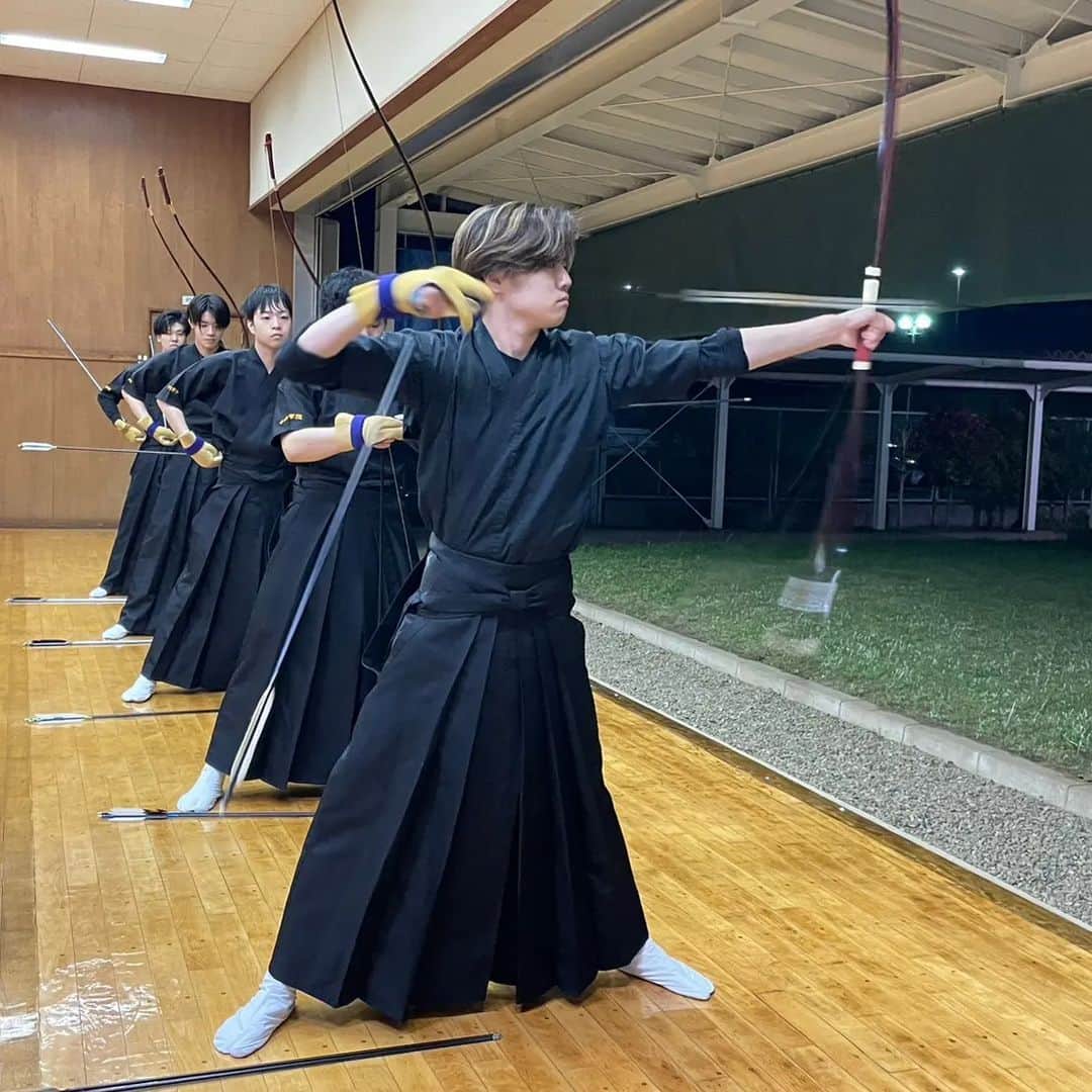 水野友貴さんのインスタグラム写真 - (水野友貴Instagram)「中央学院大学の弓道部 にお招きいただき、弓道部の練習の様子を見学をさせていただきました。私自身は剣道の経験しかないため、初めて弓道を間近で見学し、皆さんの真剣な眼差しと練習の様子に感銘を受けました。 また、実際に体験をさせていただき、あまりの難しさに、改めて弓道をされているすべての皆様を尊敬しました。 これからも応援していきたいと思います。  中央学院学院生でまだどの部活に入るか悩んでいる方は是非弓道部も見学してみてください☺️  #中央学院 #中央学院大学 #弓道部 #弓道  #千葉県議会議員 #水野ゆうき」4月13日 22時20分 - mizunoyuuki