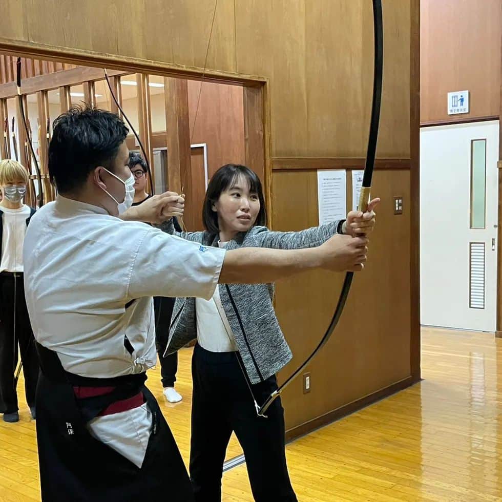 水野友貴さんのインスタグラム写真 - (水野友貴Instagram)「中央学院大学の弓道部 にお招きいただき、弓道部の練習の様子を見学をさせていただきました。私自身は剣道の経験しかないため、初めて弓道を間近で見学し、皆さんの真剣な眼差しと練習の様子に感銘を受けました。 また、実際に体験をさせていただき、あまりの難しさに、改めて弓道をされているすべての皆様を尊敬しました。 これからも応援していきたいと思います。  中央学院学院生でまだどの部活に入るか悩んでいる方は是非弓道部も見学してみてください☺️  #中央学院 #中央学院大学 #弓道部 #弓道  #千葉県議会議員 #水野ゆうき」4月13日 22時20分 - mizunoyuuki