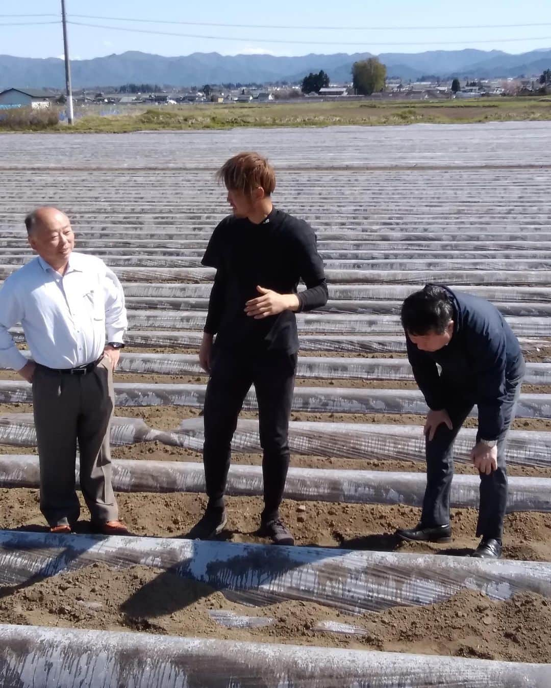 高崎寛之さんのインスタグラム写真 - (高崎寛之Instagram)「お久しぶりです。 今回地元の茨城県八千代町野村町長が長野県山形村に激励視察に来てくださいました。僕がやってる長芋畑、スイカ畑、キノコ工場など視察してくださり翌日は山形村役場で本庄村長と有意義な会談をする事ができました。八千代町も山形村も農業を売りにしてるのでこれからいい関係を築いていけそうです。 これからも八千代町観光大使として宣伝し、いずれは山形村観光大使としてオファー貰えるように頑張ります！」4月13日 22時13分 - hiro0317