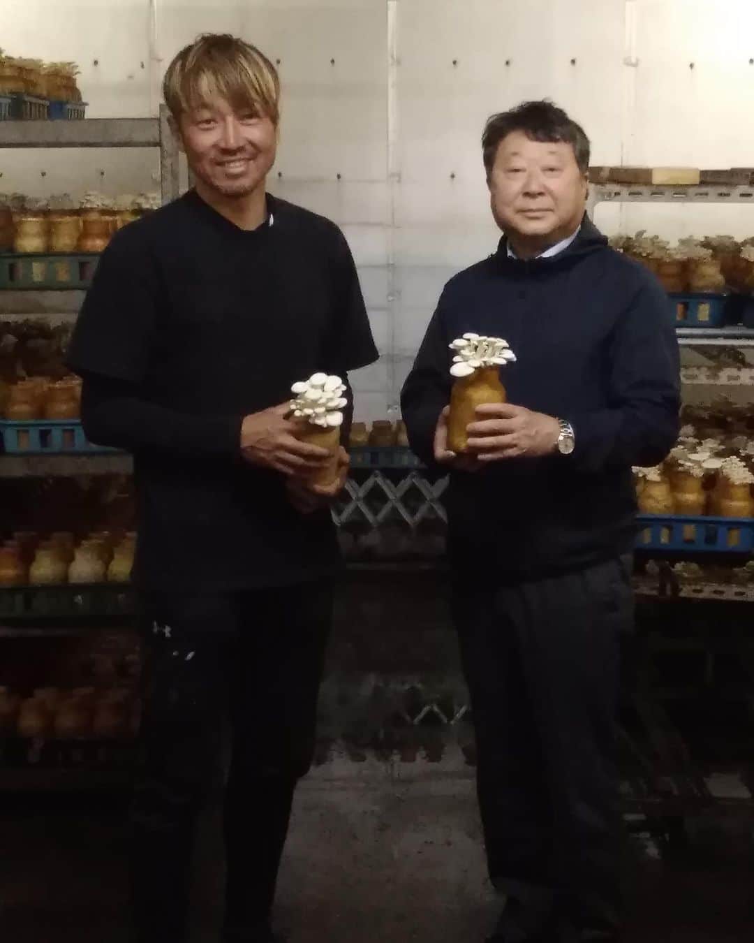 高崎寛之さんのインスタグラム写真 - (高崎寛之Instagram)「お久しぶりです。 今回地元の茨城県八千代町野村町長が長野県山形村に激励視察に来てくださいました。僕がやってる長芋畑、スイカ畑、キノコ工場など視察してくださり翌日は山形村役場で本庄村長と有意義な会談をする事ができました。八千代町も山形村も農業を売りにしてるのでこれからいい関係を築いていけそうです。 これからも八千代町観光大使として宣伝し、いずれは山形村観光大使としてオファー貰えるように頑張ります！」4月13日 22時13分 - hiro0317