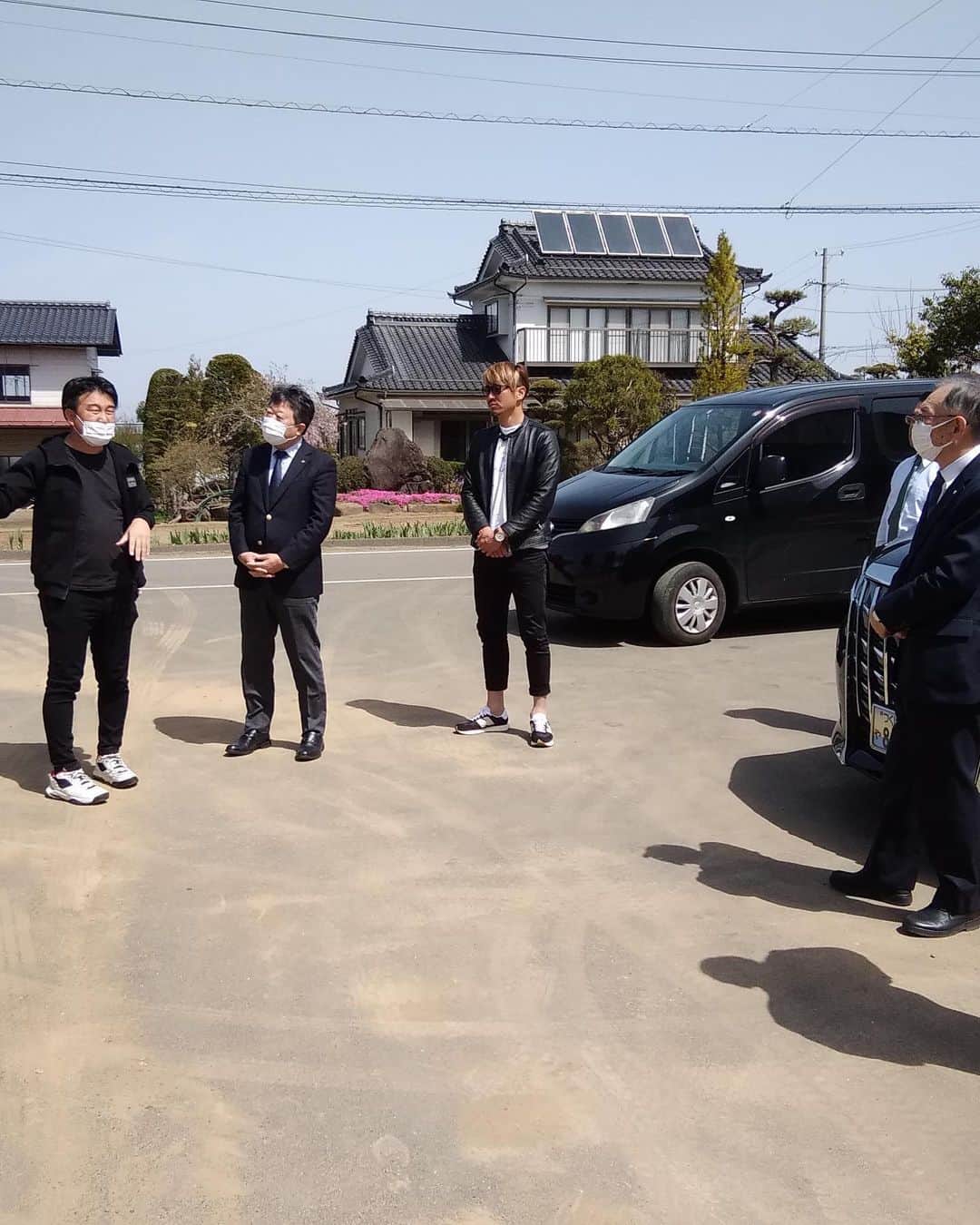 高崎寛之さんのインスタグラム写真 - (高崎寛之Instagram)「お久しぶりです。 今回地元の茨城県八千代町野村町長が長野県山形村に激励視察に来てくださいました。僕がやってる長芋畑、スイカ畑、キノコ工場など視察してくださり翌日は山形村役場で本庄村長と有意義な会談をする事ができました。八千代町も山形村も農業を売りにしてるのでこれからいい関係を築いていけそうです。 これからも八千代町観光大使として宣伝し、いずれは山形村観光大使としてオファー貰えるように頑張ります！」4月13日 22時13分 - hiro0317