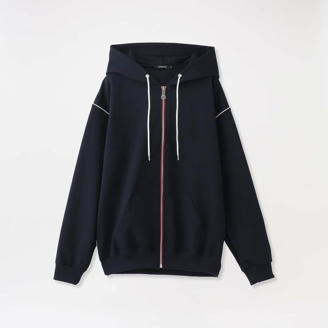 LOVELESS/GUILD PRIME 公式アカウントのインスタグラム：「【PICK UP】  パイピングジップアップ ポンチパーカー  シーム部分に配色コードをパイピングした、ジップアップパーカー。肩を程よく落としたオーバーサイズシルエット。ハリのあるポンチ素材を使用することでフードが立ち、綺麗なバックシルエットを完成させました。  画像をタップで商品をご覧頂けます。」