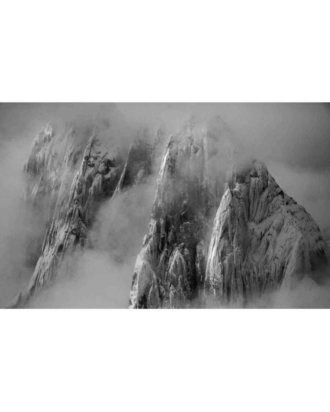 ジミー・チンさんのインスタグラム写真 - (ジミー・チンInstagram)「Full winter alpine conditions. Not for the weak of mind or body.  Howser Towers, Bugaboo Provincial Park, British Columbia」4月13日 22時17分 - jimmychin