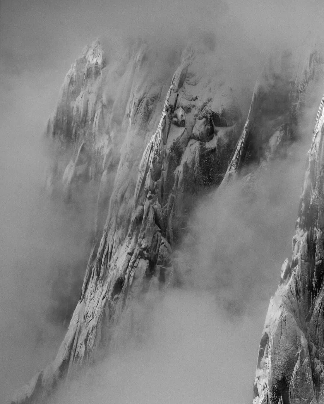 ジミー・チンのインスタグラム：「Full winter alpine conditions. Not for the weak of mind or body.  Howser Towers, Bugaboo Provincial Park, British Columbia」