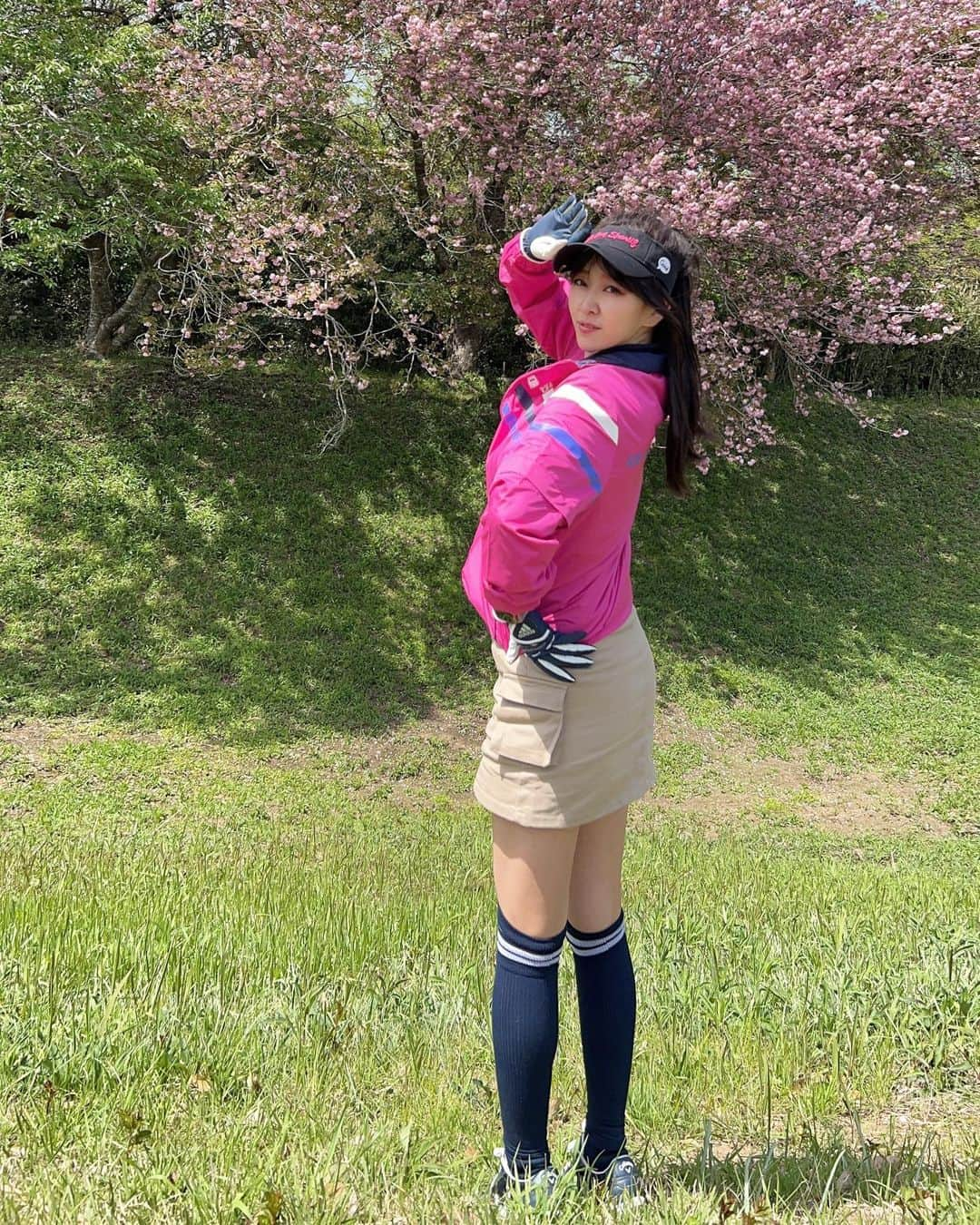 中冨杏子さんのインスタグラム写真 - (中冨杏子Instagram)「⛳️🫶  100きれるのは夢の夢だ…✨️  この日ホールインワンを出したって方と更衣室で一緒なって 私まで嬉しくなりまぴた！  #ゴルフ #golf #ゴルフ女子 #golfGirl #ゴルフコーデ #ゴルフウェア #ルコック #ピンク #pinkwear #ミニスカ #ミニスカートコーデ  #ゴルフ好き  #golflife #顔 #ドヤ」4月13日 22時17分 - anko_nakatomi