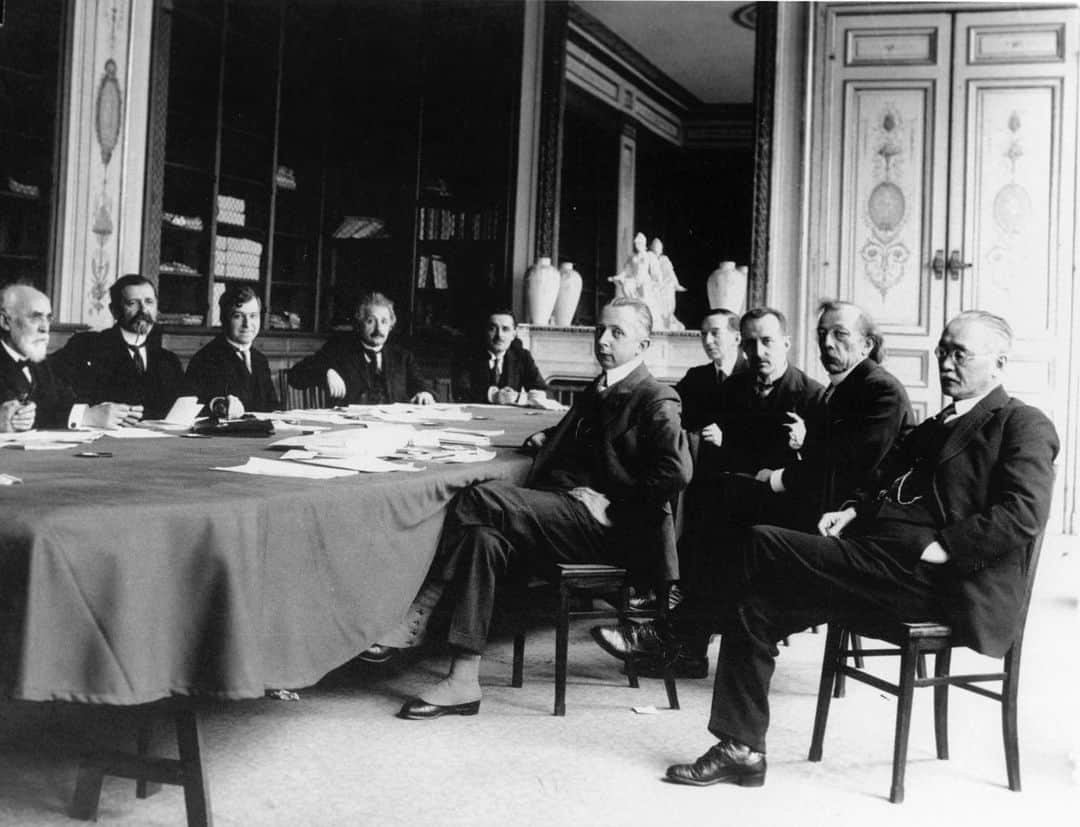 アルベルト・アインシュタインのインスタグラム：「#ThrowbackThursday: Albert Einstein, back center, at a session of the International Committee on Intellectual Cooperation (also known as the League of Nations) of which he was a member from 1922 to 1932.」