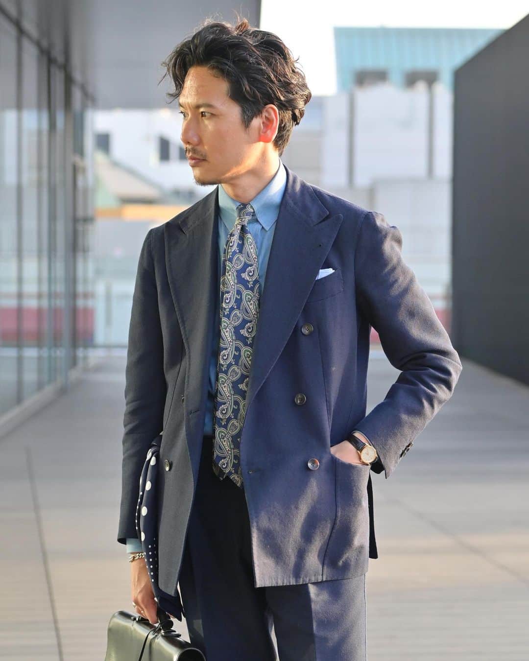 Shuhei Nishiguchiさんのインスタグラム写真 - (Shuhei NishiguchiInstagram)「"Keep it Classic,Keep it Fresh"◀︎◀︎◀︎8pics 今日はネクタイの展示会でしたので、ネイビースーツでタイドアップ。 ドレッシーに寄せ過ぎない私なりのビジネススタイル。 いつもクラシックでいて、新鮮な装いを心がけていたい。  【ITEM】 Suit： @alfonso.sirica  Shirt： @lachemisefrancaise  Tie： @poloralphlauren  Pocket square： @hermes  Shoes： @johnlobb  Bag： @hermes 80's Watch： @patekphilippe 80's  #beamsf #gentlemanstyle #classicmenswear #vintagewatch #suitstyle #mensweardaily #spezzatura #outfitmen」4月13日 22時28分 - shuhei_nishiguchi