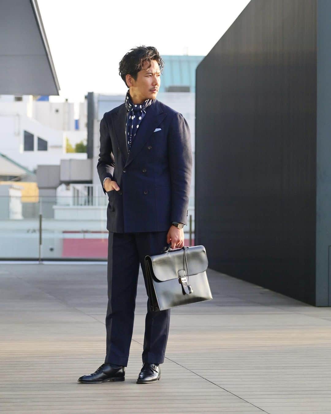 Shuhei Nishiguchiさんのインスタグラム写真 - (Shuhei NishiguchiInstagram)「"Keep it Classic,Keep it Fresh"◀︎◀︎◀︎8pics 今日はネクタイの展示会でしたので、ネイビースーツでタイドアップ。 ドレッシーに寄せ過ぎない私なりのビジネススタイル。 いつもクラシックでいて、新鮮な装いを心がけていたい。  【ITEM】 Suit： @alfonso.sirica  Shirt： @lachemisefrancaise  Tie： @poloralphlauren  Pocket square： @hermes  Shoes： @johnlobb  Bag： @hermes 80's Watch： @patekphilippe 80's  #beamsf #gentlemanstyle #classicmenswear #vintagewatch #suitstyle #mensweardaily #spezzatura #outfitmen」4月13日 22時28分 - shuhei_nishiguchi