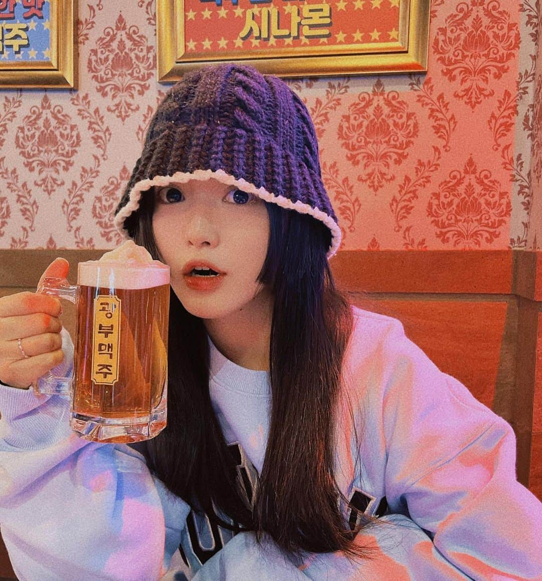 イ・グムヒのインスタグラム：「갑자기 하눈 집앞 치맥 좋징🍗🍺🧡 急に家の前で友達とチキンとビールを飲むの幸せ✨」