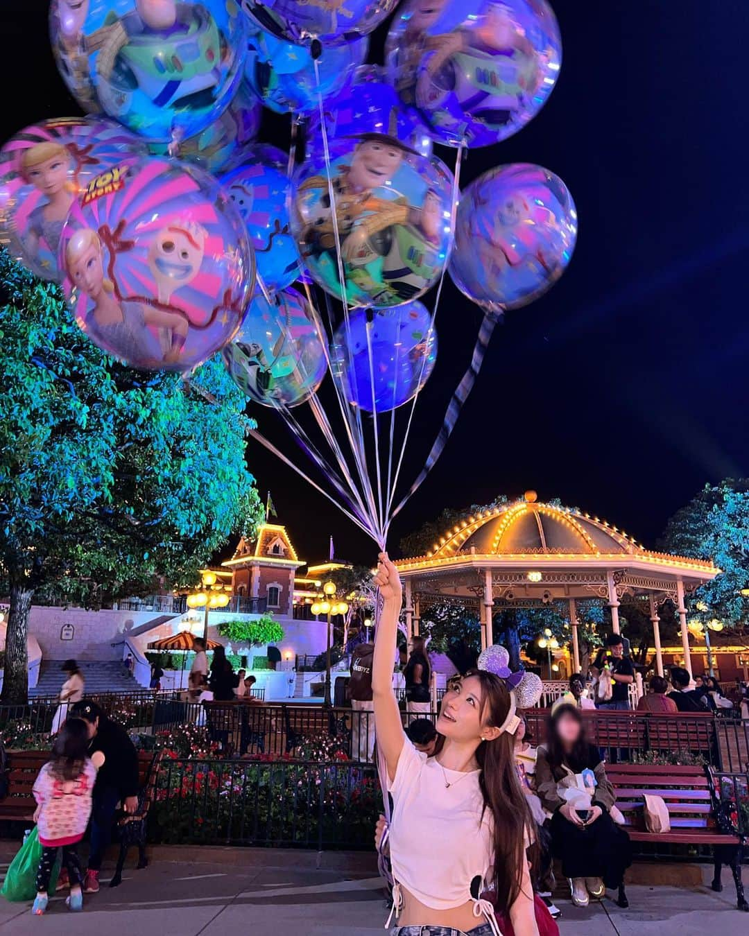 相沢みなみのインスタグラム：「HK Night Disney Land🏰🎆 It was so fun!! The thing surprised me was, In Japan, when you want to ride an attraction, we need to wait for 2~3 hours!! But in HK, it tooks just 5~10 minutes to wait!! I ride #biggrizzlymountainrunawayminecars twice! That was my favorite!! . 夜の #香港ディズニーランド も素敵だった🏰🎆 日本ではアトラクション乗るのに2~3時間待つ時あるのに香港ではほとんど並ばずに乗れて快適だったー！ #ビッググリズリーマウンテンラナウェイマインカー が最高に好みで連続で2回乗っちゃった😆🎢✨ . #香港 #香港旅行  . #相沢みなみ」