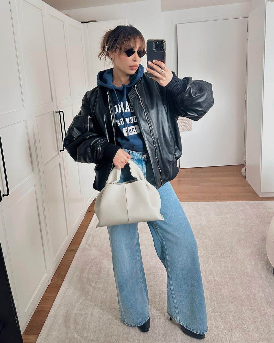 のインスタグラム：「Quelque part entre la semaine et le we🚶🏻‍♀️ Ce moment où tu as envie de t’habiller sans avoir envie de t’habiller 😅Dans ces moments là, c’est quoi votre outfit joker passe partout ?  Moi c’est le pantalon large en jean, une paire de bottines et un sweat 👌🏻」