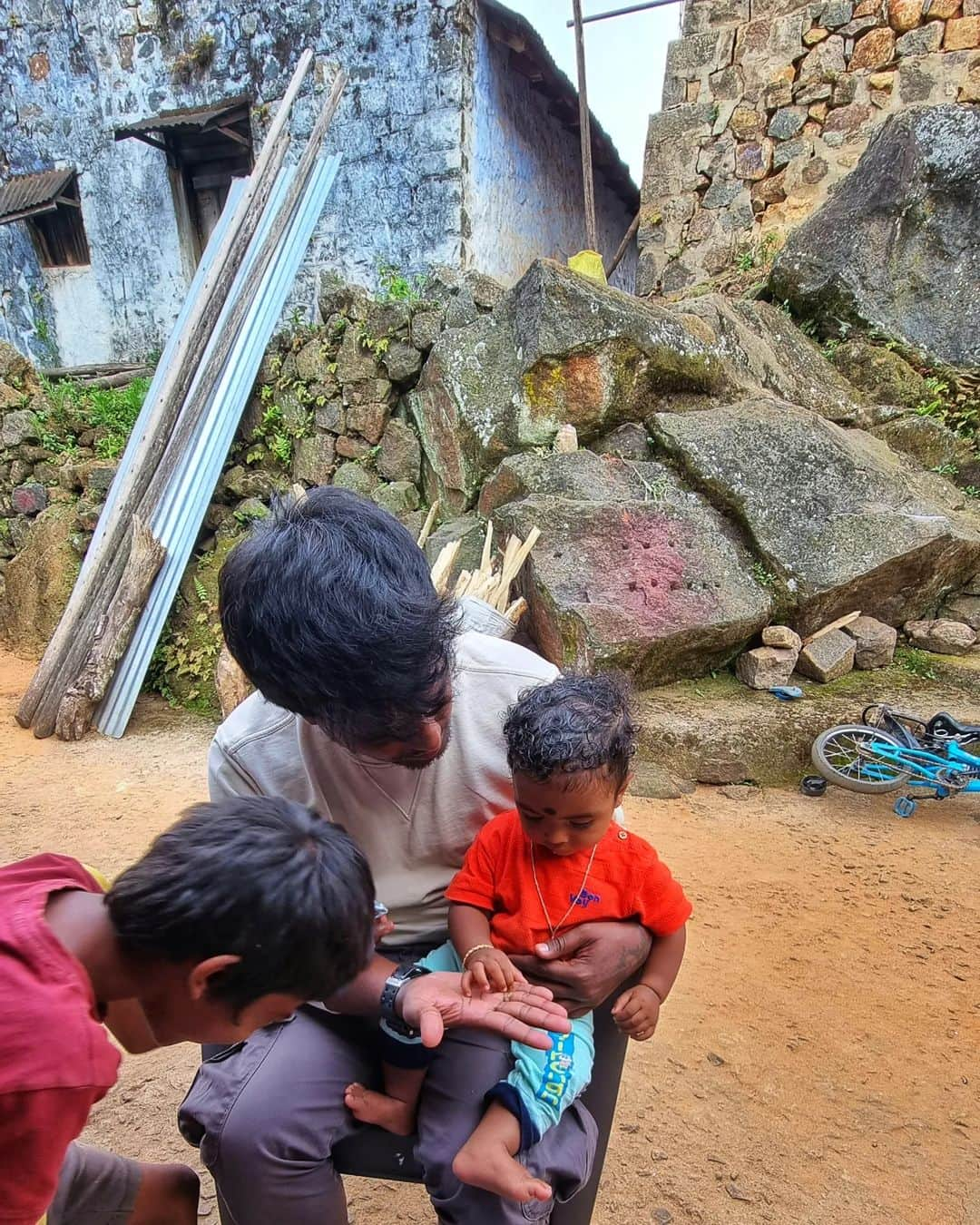 Nikonさんのインスタグラム写真 - (NikonInstagram)「You can only meet these lovely people if you trekk 3hrs downhill (tough one) from vattakanal. The village name is Vellagavi and they dont wear slipper there since they got more than 25 temples in that small area. 400years old village and the Brits have discovered Kodaikanal from here.   #vellagavi #kodaikanal #kodaidiaries #village #travel #kodai #trekking #vattakanal」4月13日 22時37分 - the.annette.stories